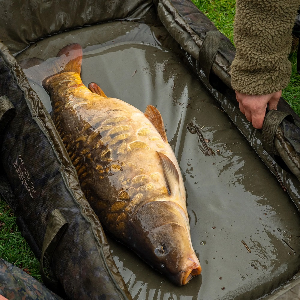 One more cast podložka heist pb roll mat.
 Vďaka kompaktným rozmerom je veľmi praktická, ale zároveň ponúka veľkorysú plochu na manipuláciu s rybou.
 Podložka je vybavená odtokovými očkami v rohoch pre efektívne odvádzanie vody.
 V plochej polohe má rozmery 130 × 96 cm, zatiaľ čo pri zostavení do tvaru kolísky dosahuje rozmery 96 × 62 cm.
 OMC Heist PB Roll Mat je skvelou voľbou pre rybárov, ktorí hľadajú prémiovú a vysoko funkčnú podložku, ktorá poskytne kaprom maximálnu bezpečnosť a zároveň sa ľahko prenáša aj používa.
