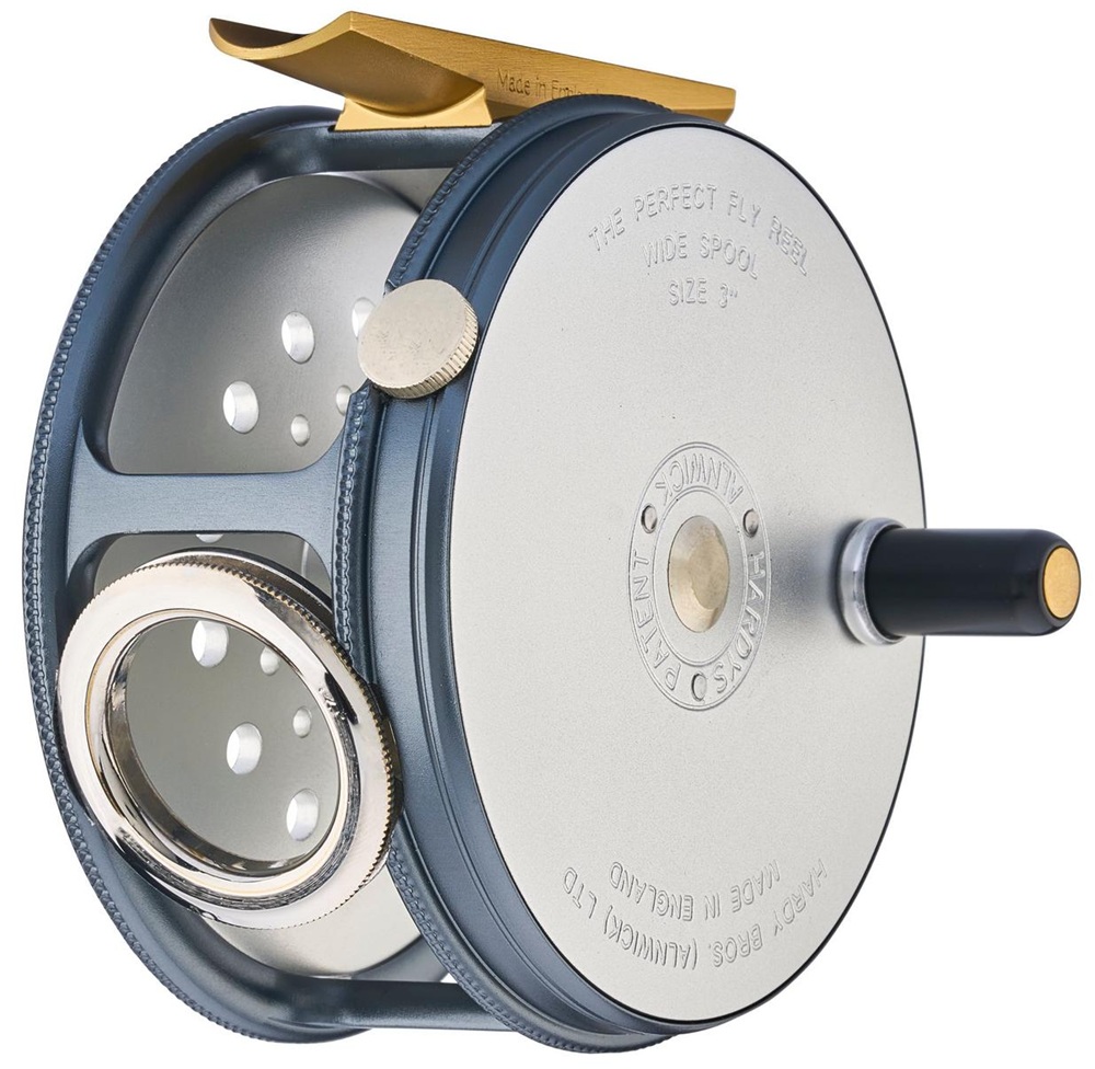 Hardy navijak 1921 wide spool perfect fly reel ľavoruký 3 1/2.
 •Vyrobené majstrom Hardy Brosom v Alnwicku v Anglicku •1921 perfektný kontrolný mechanizmus •Otočný kryt vlasca •Klasický dizajn širokej cievky •Vyrobené z hliníka s 1ks vretenom z mosadze •Hlboko eloxovaná dvojfarebná povrchová úprava •K dispozícii modely na ľavú a pravú ruku •Dodávané v mäkkom koženom puzdre Hardy s ovčou kožou