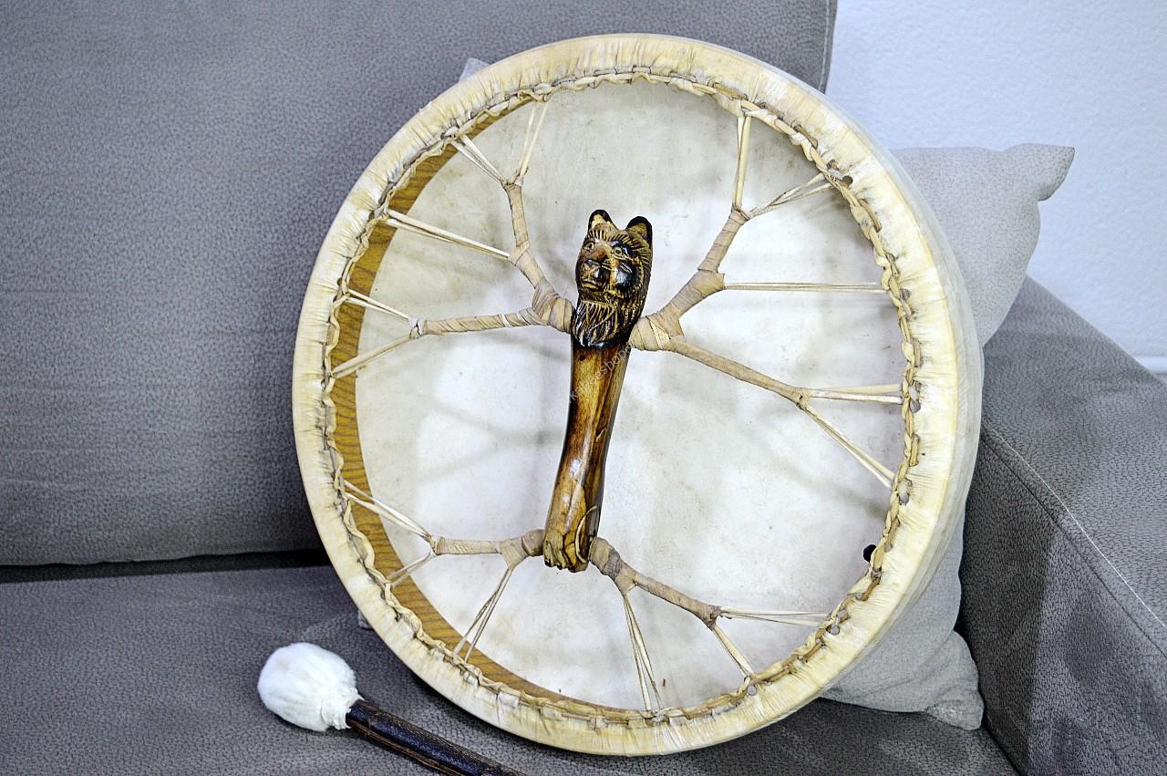 Šamanský BUBON DUCH MEDVEĎA - 40 cm- Kozia Koža, Akáciové Drevo - Laditeľný Šamanský bubon „Duch Medveďa“– 40 cm je ohromujúci ručne vyrobený rámový bubon, ktorý majstrovsky spája symboliku, zvuk a remeselnú zručnosť.