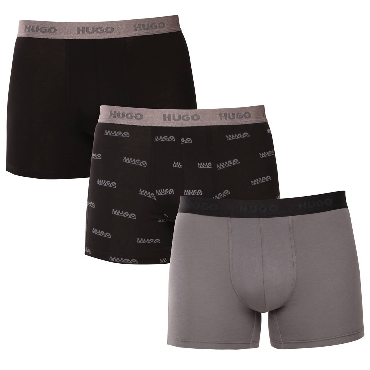 3PACK pánske boxerky HUGO viacfarebné (50549177 002) M, trenky.
Stavte na nadčasovú eleganciu a špičkový komfort s pánskymi boxerkami HUGO.
Materiál, ktorý vám dokonale padne
Kombinácia vysokokvalitnej bavlny s prímesou elastanu zaručuje optimálnu kombináciu pohodlia a pružnosti.
Štýl, ktorý hovorí sám za seba
Striedma farebnosť je vhodná pre všetkých mužov, ktorí nemajú radi módne výstrelky.
Prečo si zamilujete boxerky HUGO

Prvotriedny materiál v kombinácii bavlny a elastanu.
Elegantný dizajn v klasických farbách.
Dlhšie nohavičky pre väčšie pohodlie.

Spodná bielizeň Hugo pre milovníkov pohodlia a luxusu
Značka spodnej bielizne Hugo patrí do rodiny odevov Hugo Boss a vyniká kvalitnými materiálmi a precíznym spracovaním.
Ako sa starať o boxerky HUGO
Aby vaše obľúbené boxerky dlho vydržali, odporúčame dodržiavať tieto tipy.

Pranie: Per je pri teplote 40 °C.
Sušenie: Boxerky môžeš sušiť v sušičke na šetrný program.
Žehlenie: Pokiaľ je potrebné, žehli ich naruby pri nižšej teplote.

Tip: Staňte sa expertom na údržbu spodnej bielizne vďaka radám v našom článku a doprajte svojim obľúbeným kúskom starostlivosť, ktorú si zaslúžia.