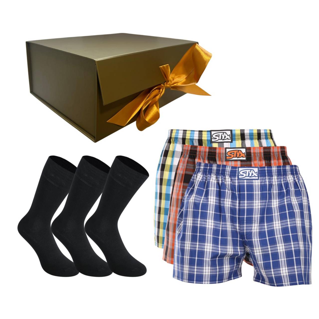 Pánska darčeková sada 3PACK trenky a 3PACK bambusové ponožky Styx (6STR) M, trenírky.
Hľadáš darček, ktorý bude praktický, štýlový a zároveň poteší?
Trenky Styx s klasickou gumou – česká klasika, ktorá sedí
Tieto trenky sú osvedčená klasika – ušité z kvalitnej 100 % bavlny, ktorá je príjemná na dotyk, priedušná a ideálna na celodenné nosenie.
Bambusové ponožky Styx – jemnosť a funkčnosť na maximum
Čierne vysoké ponožky z bambusového vlákna kombinujú hebkosť, priedušnosť a antibakteriálne vlastnosti.
Prečo si vybrať práve tento set?


100 % bavlnené trenky pre maximálne pohodlie


Antibakteriálne bambusové ponožky


Štýlová darčeková krabička so zlatou stuhou


Skvelý pomer cena/kvalita


Styx je česká značka s viac ako 30-ročnou tradíciou – navrhnuté aj ušité v ČR


Ako sa starať o trenky a ponožky Styx:
Pranie: Per na 30–40 °C.
Sušenie: Odporúčame sušenie na vzduchu.
Žehlenie: Trenky môžeš žehliť na strednej teplote.
Tento darčekový set Styx je ideálnou voľbou, ak chceš potešiť štýlovým a pohodlným spodným prádlom od poctivej českej značky.