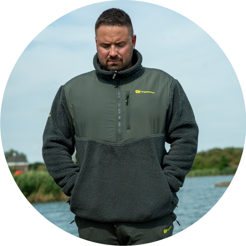 Ridgemonkey bunda apearel thermapro sherpa fleece green - xxxl.
 Hrudný panel je zo 100% nylonu a je vybavený ½ zipsom, ktorý pomáha regulovať prúdenie vzduchu a teplotu, a integrovaná chlopňa zaisťuje, že neprenikne žiadny prievan.
 Vlastnosti: •Zmes polyester/nylon v našej typickej zelenej farbe •Podšívka z kartáčovaného fleecu •Nadýchaný šerpa úplet zo syntetickej vlny •Štýl viacpanelového pulóvra •Polovina dĺžky predného zipsu s integrovanou chlopňou •Stojáčik s vysokým výstrihom •Nastaviteľný elastický golier a lem •Náprsné a bočné vrecká na zips •Konštrukcia kĺbového panelu •Ikonická, ale nenápadná značka RidgeMonkey APEarel