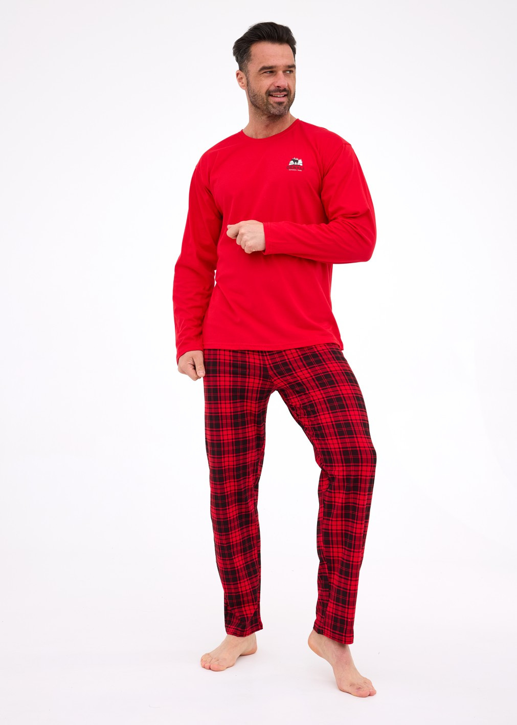 Pánske pyžamo Cornette viacfarebné (124/305) L.
Objavte perfektnú kombináciu pohodlia a originality s pánskymi pyžamami od Lonka.
Vysoko kvalitný materiál pre dokonalé pohodlie
Pyžamo je vyrobené zo zmesi bavlny a syntetických vlákien, čo je ideálna kombinácia pre pohodlné nosenie.
Dizajn, ktorý zabaví a poteší
Pánske pyžamy Cornette kombinujú farby so štýlovými detailmi.
Prečo si vybrať pyžamy Cornette?

Bavlna: Zaručuje pohodlie a kvalitu.


Elegantný dizajn: Štýlová kombinácia tlmených farieb a moderných detailov.


Všestranné použitie: Skvelé na spanie a oddychovanie doma.

Prečo si vybrať Cornette?
Značka Cornette je známa svojimi pohodlnými a vtipnými alebo štýlovo navrhnutými kúskami, ktoré kombinujú funkčnosť s dizajnom.
Ako sa starať o pánske pyžamy Cornette?
Aby vaše nové pyžamy zostali dlho v perfektnom stave, odporúčame dodržiavať tieto pokyny.

Pranie: Pyžamo perte pri maximálnej teplote 40 °C, aby zostalo mäkké a zachovalo si farby.


Sušenie: Nesušte v sušičke – odporúčame nechať pyžamo sušiť na vzduchu.


Žehlenie: V prípade potreby žehlite pri strednej teplote.

Tip: Staňte sa odborníkom na starostlivosť o spodnú bielizeň vďaka tipom v našom článku a doprajte svojim obľúbeným kúskom starostlivosť, ktorú si zaslúžia.