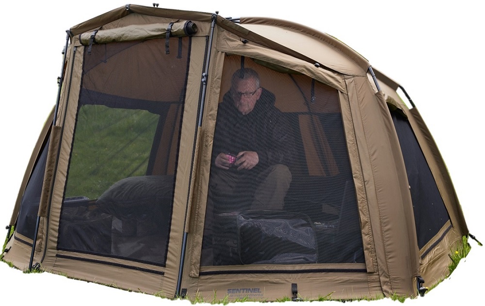 Starbaits bivak sentinel one man continental.
 Technické parametre: •Nepremokavá a priedušná tkanina •Vodný stĺpec 10000 mm •Rýchle rozloženie vďaka Spider Lock konštrukcii z 16 mm tyčí •Teleskopické podperné 19 mm tyče s dvojitou aretáciou •Podlepené švy s dvojitým prešitím pre maximálnu pevnosť •Spoľahlivé a odolné zipsy •Jednodielna robustná podlaha pripevnená zipsom •Kovové očká •Otváranie dverí v oboch smeroch •Klipy na uchytenie dverí •6 moskytiérových okien so zatváraním proti dažďu na zips a istením suchým zipsom •Klipy na uchytenie zatváracích panelov na okná •Predný panel je možné kompletne otvoriť •2 úchyty na prúty na suchý zips •Pevné zavrtávacie kolíky