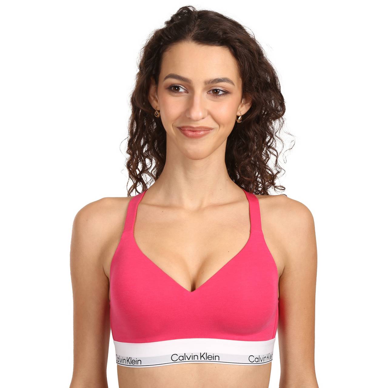 Dámska podprsenka Calvin Klein ružová (QF8500-24S) XL.
Doprajte si dokonalé spojenie pohodlia, funkčnosti a nadčasového dizajnu s touto dámskou podprsenkou Calvin Klein.
Príjemný materiál, ktorý sa dobre nosí
Podprsenka je vyrobená z kvalitnej zmesi bavlny, modalu a elastanu.
Moderný strih s dôrazom na detail
Športovo ladený strih s prekríženými ramienkami na chrbte a bez zapínania ponúka nielen zaujímavý dizajnový prvok, ale aj vynikajúcu oporu a pohodlie pri nosení.
Prečo by ste mali vyskúšať podprsenku Calvin Klein

Prémiová zmes materiálov: Jemná na dotyk, pružná a priedušná pre celodenné pohodlie.
Pohodlný športový strih bez zapínania: Ideálny na každodenné nosenie aj ľahkú fyzickú aktivitu.
Štýlový dizajn s ikonickým logom Calvin Klein: Minimalistický vzhľad, ktorý nikdy nevyjde z módy.

Spodná bielizeň Calvin Klein milujú ľudia po celom svete
Pánska spodná bielizeň Calvin Klein patrí medzi stálici módneho priemyslu.
Ako sa starať o podprsenku
Aby ti podprsenka vydržela dlouho ako nová, odporúčame dodržiavať nasledujúce pokyny na údržbu.

Pranie: Podprsenku perte šetrne na 30 ° C, ideálne v ochrannej kapse na jemnú bielizeň.
Sušenie: Podprsenku v žiadnom prípade nedávaj do sušičky.
Žehlenie: Podprsenku nežehli.

Tip: Nájdenie správneho spodného prádla, ktoré vám perfektne sedí, je niekedy náročné.