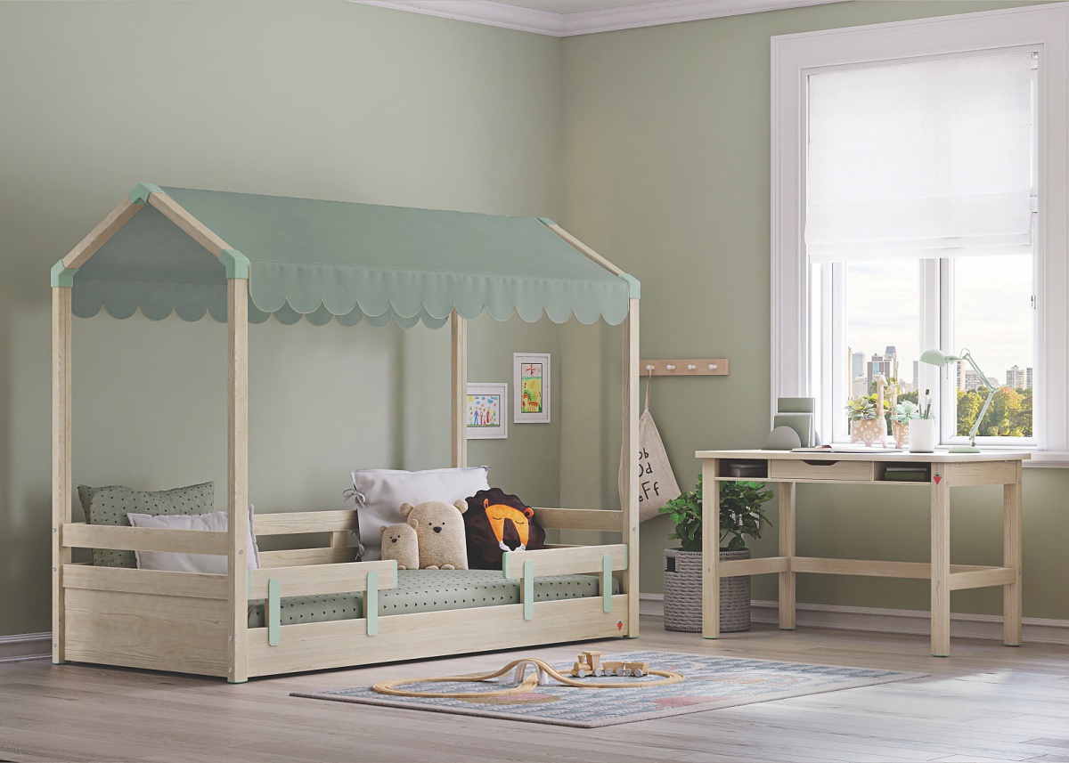 Detská izba fairy - dub svetlý/zelená.

 

Detská domčeková posteľ vytvorí v izbičke vašej ratolesti jedinečné prostredie.

 

Bežná domčeková posteľ získa oveľa zábavnejší a originálnejší vzhľad so strieškou v zelenej farbe.

 

Zábrana na posteľ je navrhnutá tak, aby poskytla dostatok bezpečia pri divokých snoch alebo hrátkach vášho dieťaťa.

 

Detská izba sa skladá z týchto prvkov:


	Detský písací stôl Fairy - 116x73x59,5cm (š, v, h)
	Domčeková posteľ Fairy II – 95,3x167,5x213cm (š, v, h)
	2x zábrana na posteľ Fairy II - 72x31x2,5cm (š, v, h)
	Strieška na domčekovú posteľ Fairy II - 198x140cm (d, š)


 

Všetky produkty z kolekcie Fairy nájdete nižšie v súvisiacich produktoch.