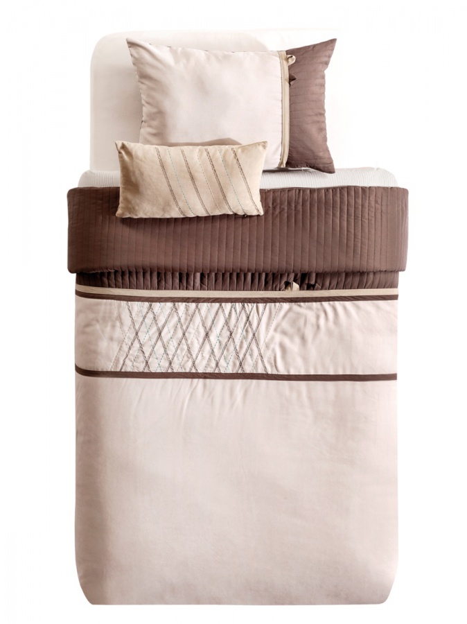 Prikrývka na posteľ espresso - béžová.

 

Súčasťou balenia sú okrem prehozu ešte obliečka na vankúš a dekoračný vankúš.

 

Súprava Espresso sa skladá z týchto produktov:


	Prikrývka na posteľ 175x245
	Obliečka na vankúš 50x70cm
	Dekoračný vankúš 50x30cm



Doplnkové produkty nájdete nižšie v súvisiacich produktoch.