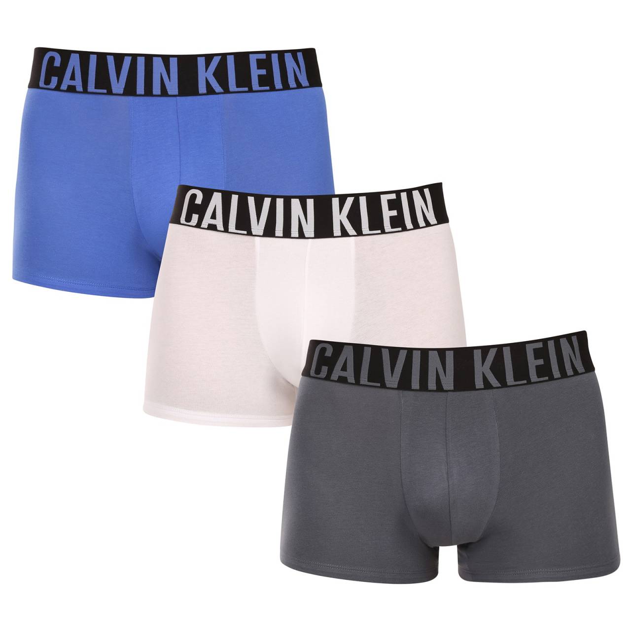 3PACK pánske boxerky Calvin Klein viacfarebné (NB3608A-ZD9) L, trenky.
Užívajte si maximálne pohodlie a luxus s pánskymi boxerkami Calvin Klein.
Kvalitný materiál pre celodenné pohodlie
Tieto boxerky sú vyrobené z prvotriednej zmesi bavlny a elastanu.
Elegantný dizajn a praktický strih
Tkaná guma s kontrastným logom Calvin Klein vytvárajú štýlový a nadčasový vzhľad.
Prečo si zamilujete boxerky Calvin Klein

Prvotriedny materiál: Kombinácia bavlny a elastanu zaručuje mäkkosť, priedušnosť a elasticitu pre maximálne pohodlie počas celého dňa.


Štýlový dizajn: Ikonické logo Calvin Klein s vyšívanou gumou dodáva boxerkám elegantný vzhľad vhodný na každú príležitosť.


Praktický strih: dlhšie nohavice a prispôsobivý strih poskytujú väčšie pohodlie a voľnosť pohybu, ideálne na bežné nosenie, do práce aj na voľný čas.

Spodnú bielizeň Calvin Klein milujú ľudia na celom svete
Pánska spodná bielizeň Calvin Klein patrí k stáliciam módneho priemyslu.
Ako sa starať o boxerky Calvin Klein
Aby si vaše nové boxerky zachovali svoj vzhľad a kvalitu čo najdlhšie, dodržiavajte tieto jednoduché pokyny:

Pranie: Perte ich pri maximálnej teplote 30 °C.


Sušenie: Sušenie v bubnovej sušičke sa neodporúča - najlepšou voľbou je sušenie na vzduchu.


Žehlenie: Boxerky nie je potrebné žehliť, čím ušetríte čas a námahu.

Tip: Hľadanie obľúbenej spodnej bielizne môže byť beh na dlhé trate, preto chceme, aby vám obľúbené kúsky dlho vydržali.