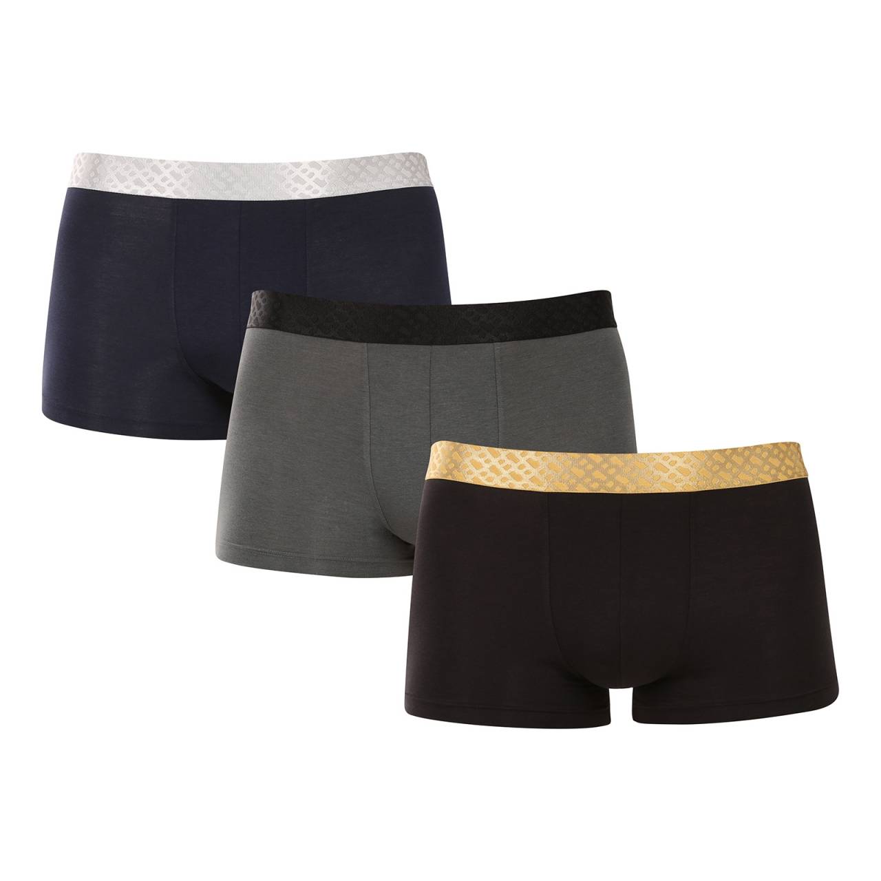 3PACK pánske boxerky BOSS viacfarebné (50546808 970) L, trenky.
Doprajte si dokonalé pohodlie a nadčasový štýl s pánskymi boxerkami BOSS.
Prémiový materiál pre maximálne pohodlie
Boxerky sú vyrobené z vysokokvalitnej zmesi bavlny a elastanu, ktorá poskytuje dokonalú kombináciu jemnosti, priedušnosti a pružnosti.
Štýlový dizajn a elegantný vzhľad
Klasický dizajn s decentným logom BOSS na tkanej elastickej časti dodáva boxerkám moderný a sofistikovaný vzhľad.
Prečo si boxerky BOSS zamilujete

Prvotriedna bavlna: Mäkké, priedušné a príjemné na telo.
Elastický pás s logom BOSS: Štýlové a pohodlné.
Dlhšie nohavičky: Ideálne pod oblek a na šport.
Pružný materiál: Dokonale sa prispôsobí vášmu telu.

Spodná bielizeň BOSS je povinnou výbavou všetkých štýlových mužov.
Značka BOSS vznikla odčlenením od známeho výrobcu oblečenia Hugo Boss ako línia výrobkov pre mužov, ktorí majú radi kvalitné kúsky a nadčasový vzhľad.
Ako sa starať o boxerky BOSS?
Aby si vaše nové boxerky zachovali svoj tvar a kvalitu čo najdlhšie, odporúčame dodržiavať tieto pokyny:

Pranie: Per na 30 ° C s podobnými farbami a jemným pracím prostriedkom.
Sušenie: Môžeš ich sušiť v sušičke na nízku teplotu, ale pre dlhšiu životnosť odporúčame sušenie na vzduchu.
Žehlenie: Pokiaľ je potrebné, žehli na nízku teplotu.

Tip: Nájsť ten správny kus spodnej bielizne, ktorý vám dokonale padne, môže byť náročné.