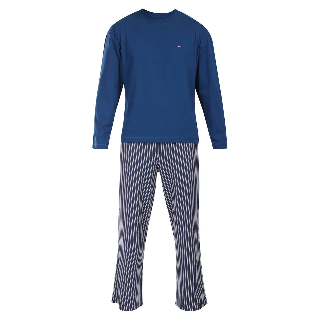 Pánske pyžamo Tommy Hilfiger viacfarebné (UM0UM03602 0V2) XL.
Doprajte si pocit absolútneho pohodlia a štýlu s pánskym pyžamom Tommy Hilfiger v atraktívnej kombinácii jednofarebného trička a vzorovaných nohavíc.
Prémiový materiál pre maximálne pohodlie
Pyžamo Tommy Hilfiger je vyrobené z kvalitnej zmesi bavlny a elastanu, čo zaručuje príjemnú mäkkosť, priedušnosť a pružnosť.
Štýlový dizajn, ktorý si zamilujete
Dlhé rukávy a nohavice zaručujú dostatok tepla aj v chladnejších mesiacoch.
Prečo musíte vyskúšať pyžamu Tommy Hilfiger

Prémiový materiál: Kombinácia bavlny a elastanu zaisťuje mäkkosť, priedušnosť a pružnosť pre celonočný komfort aj voľný pohyb počas dňa.
Štýlový dizajn: Jednofarebné tričko s decentným logom a farebne zladenými kockovanými nohavicami dodávajú pyžamu elegantný a moderný vzhľad, ktorý oceníte aj pri domácom leňošení.
Ideálne na spanie aj domáce relaxovanie: Vďaka pohodlnému strihu s dlhými rukávmi a nohavicami je pyžamo perfektné nielen na spanie, ale aj na relaxáciu, víkendový odpočinok alebo prácu z domova.

Spodná bielizeň Tommy Hilfiger je zárukou najvyššej kvality
Značka Tommy Hilfiger sa stala ikonou amerického obliekania pred takmer 40 rokmi a jej farebnosť v odtieňoch modrej, červenej a bielej je rozpoznateľná na prvý pohľad.
Ako sa starať o pyžamo Tommy Hilfiger
Aby ti pyžamo vydržalo čo najdlhšie v perfektnom stave, odporúčame dodržiavať nasledujúce pokyny na údržbu.

Pranie: Odporúčame prať pyžamo na maximálnu teplotu 40 °C.
Sušenie: Pyžamo nesuš v sušičke - vysoké teploty by mohli negatívne ovplyvniť pružnosť a životnosť materiálu.
Žehlenie: Áno, pyžamo je možné žehliť.

Tip: Staňte sa odborníkom na údržbu spodnej bielizne vďaka radám v našom článku a doprajte svojim obľúbeným kúskom starostlivosť, ktorú si zaslúžia.