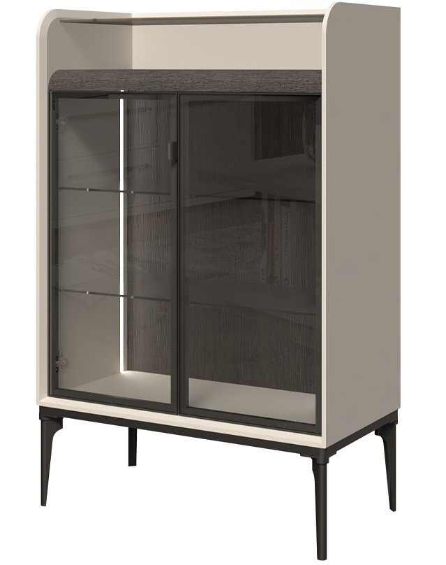 Široká presklená vitrína jenna - béžová, melinga šedá.


	       Kovový rám zaručuje pevnosť a stabilitu aj pri dlhodobom používaní.
	   Kovové nohy a kovové rukoväte dávajú vitríne robustnosť, odolnosť proti opotrebovaniu a zároveň pridávajú estetickú hodnotu.


Tiché dovieranie dvierok

Zabudnite na búchanie, vŕzganie a nepríjemný hluk!

Presklené dvere a sklenené police

Vďaka nim sa akýkoľvek predmet, ktorý do vitríny umiestnite, stane stredobodom pozornosti.

 

Rozmery širokej presklenej vitríny Jenna sú 81x129x43cm (š, v, h).

 

Všetok nábytok patriaci do kolekcie Jenna a LED osvetlenia nájdete nižšie v súvisiacich produktoch.