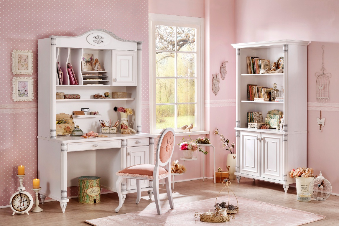 Malá študentská pracovňa carmen - biela.

 

Študovňa Carmen určite poteší všetky dievčatá s citlivou romantickou dušou.

 

Nábytok z kolekcie Carmen je vyrobený z kvalitného lamina, MDF a masívneho dreva.

 

Malá študentská pracovňa Carmen sa skladá z týchto prvkov:  


	Veľká knižnica Carmen - 96x186x42cm (š, v, h)
	Písací stôl s nástavcom Carmen - 117x194x61 (š, v, h)


 

Všetok nábytok patriaci do kolekcie Carmen nájdete nižšie v súvisiacich produktoch.