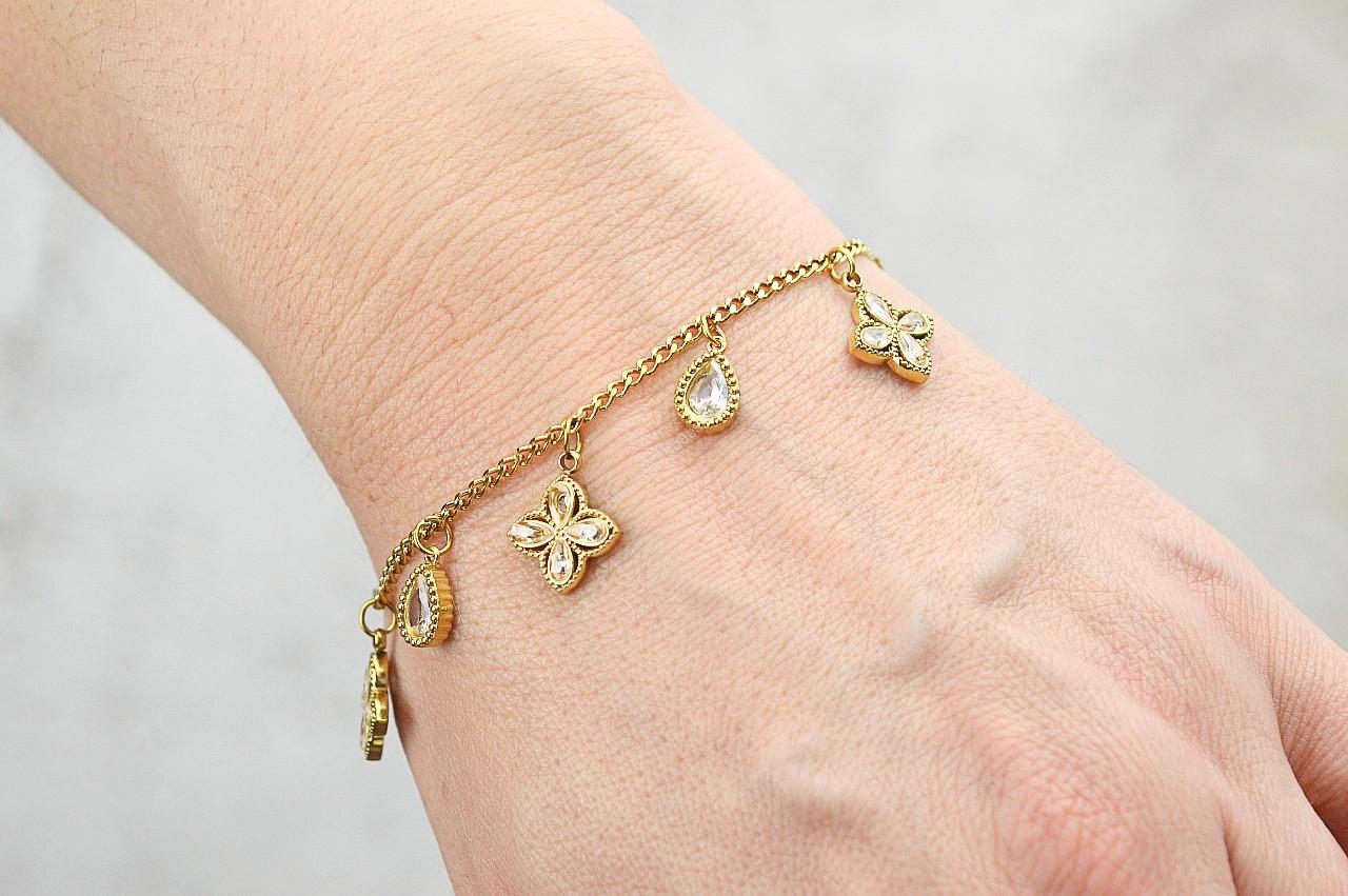 Náramok GOLDEN BLOSSOM z chirurgickej ocele Dodaj svojmu štýlu jemnosť a žiaru s týmto nežným náramkom Golden Blossom z kvalitnej chirurgickej ocele v luxúsnom zlatom prevedení.

Je ideálny na každodenné nosenie aj špeciálne príležitosti , pôsobí elegantne, ženský a nadčasovo.