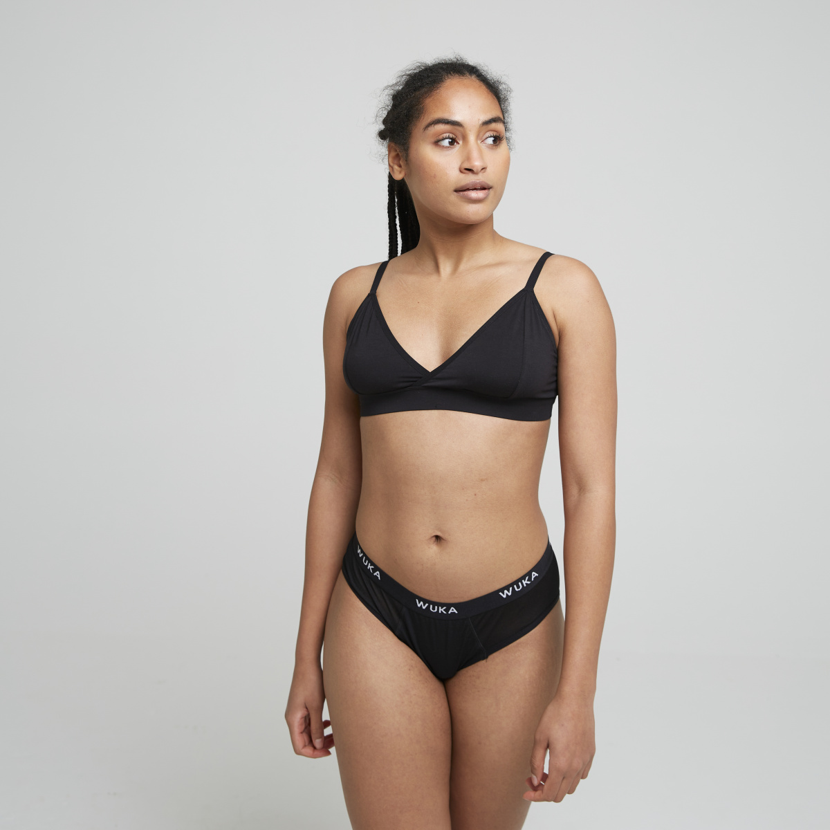 Menštruačné nohavičky WUKA Ultimate™ Midi Brief - Light (WUKA004) 3XL.
Menstruační kalhotky WUKA Ultimate Midi Brief Heavy Flow zcela nahrazují tampony i vložky - jsou určeny pro silnější menstruaci.
Každé kalhotky WUKA mají superabsorbční klín složený z několika vrstev.
Velikosti WUKA
Upozorňujeme, že menstruační kalhotky jsou zboží hygienické povahy, které po vyjmutí z obalu není možné vrátit.



Velikost
2XS
XS
S
M
L
XL
2XL
3XL
4XL
5XL
6XL


Boky
80-85
85-90
90-95
95-100
100-105
105-110
110-115
115-120
120-125
125-130
130-135



Složení
Vnější: 95 % Tencel™ Modal, 5 % elastanVnitřní vložka: 80 % polyester, 20 % elastan, prodyšný TPU, 95 % bavlna, 5 % elastan
Prádlo bylo certifikováno podle STANDARDU 100 společností OEKO-TEX®.
Navrženo ve Velké Británii, vyrobeno v Číně.
O značce WUKA
V roce 2017 vznikla značka WUKA jako první výrobce opakovaně použitelných a nepropustných menstruačních kalhotek ve Velké Británii.
Všechny kalhotky mají vysoký a široký klínek, který zadržuje krev i úniky moči, lze je tedy používat i při inkontinenci.

Kalhotky samotné jsou vyrobené z různých udržitelných materiálů – tencel, biobavlna či recyklovaný nylon.
Všechny modely jsou veganské.
Vybrat si můžete hned z několika savostí.
Kalhotky WUKA neobsahují žádné PFAS (perfluorované a polyfluorované látky), které v minulosti používala třeba známá značka THINX.
Jsou navržené ve Velké Británii a vyrobené v Číně v továrně, kterou provozuje rodina 3 sester, s certifikací GOTS a BCI a auditem továrny na férové pracovní podmínky.

Více informací najdete v článku Menstruační kalhotky a plavky WUKA.
Od roku 2023 je WUKA nositelem certifikace B Corporation®
Certifikaci B Corporation uděluje firmám celosvětová nezisková organizace B Lab.
Písmenko B je z anglického slova 