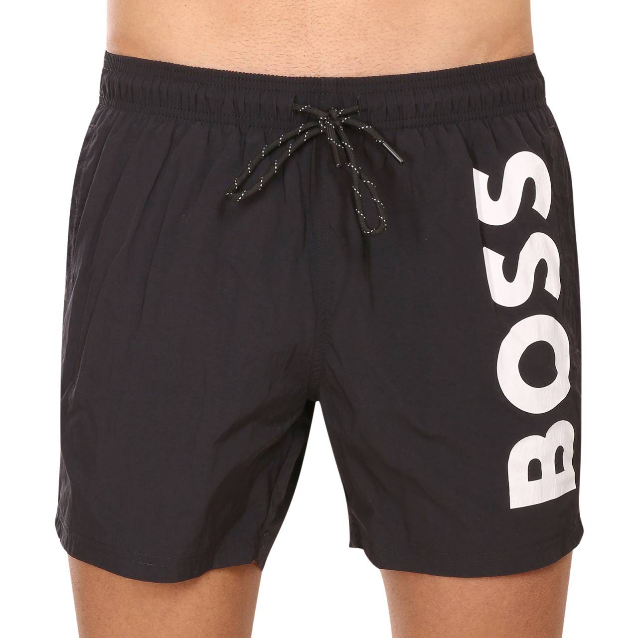 Bañador para hombre BOSS negro (50469602 007) M.
¿Busca un bañador moderno y elegante que no sólo le siente bien, sino que además le proporcione comodidad?
Material ligero y duradero
El bañador está hecho de fibra sintética ligera, de secado rápido y resistente al agua, el cloro y la luz solar.
Corte cómodo que se adapta perfectamente
Los bañadores cortos para hombre de BOSS tienen un diseño moderno con un toque deportivo y sientan bien a cualquier hombre activo.
¿Por qué merece la pena probar los bañadores de BOSS?

Diseño atemporal: Un look minimalista y moderno para cualquier ocasión.
Material de secado rápido: Fibras sintéticas ligeras y duraderas para un máximo confort.
Encajan perfectamente: Cintura elástica y perneras cortas para mayor libertad de movimientos y comodidad.

A todos los hombres con estilo les encantará la ropa interior de BOSS
La marca BOSS surgió del conocido fabricante de ropa Hugo Boss como una línea de productos para hombres amantes de las prendas de calidad y los looks atemporales.
¿Cómo cuidar los bañadores BOSS?
Para que tu bañador dure como nuevo, es importante cuidarlo adecuadamente:

Lavandería: Recomendado para 30°C con detergente suave.
Secado: No secar en secadora, lo ideal es dejarlos secar al aire libre.
Planchado: No planchar, el material se alisará de forma natural.

Consejo: Elegir un bañador que te quede bien y realce tu estilo puede ser un largo camino.
