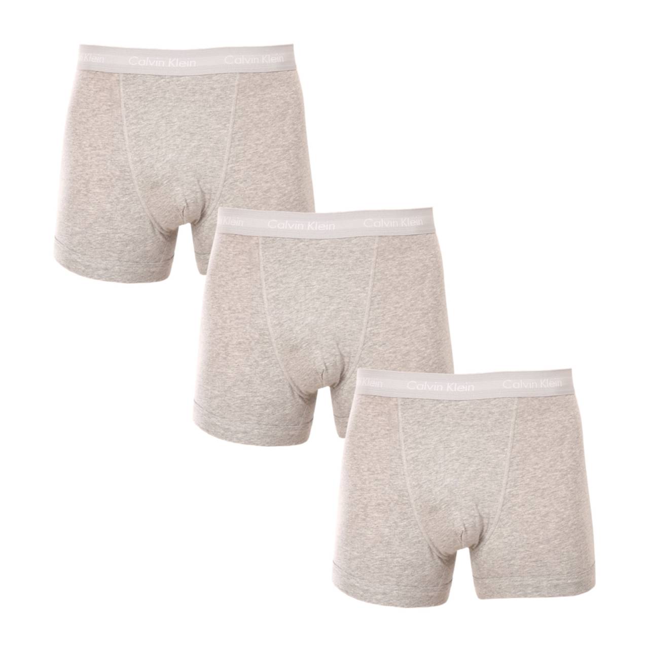 3PACK Boxers para hombre Calvin Klein gris (U2662G-080) L.
Disfruta del máximo confort y lujo con los calzoncillos bóxer para hombre de Calvin Klein.
Material de calidad para una mayor comodidad durante todo el día
Los calzoncillos están confeccionados en una mezcla de algodón y elastano de primera calidad.
Diseño elegante y corte práctico
La goma tejida con el logotipo de Calvin Klein en contraste crean un look elegante y atemporal.
Por qué te encantarán los calzoncillos Calvin Klein

Material deprimera calidad: La combinación de algodón y elastano garantiza suavidad, transpirabilidad y flexibilidad para el máximo confort durante todo el día.


Diseñoelegante: El icónico logo de Calvin Klein bordado en elástico confiere a los calzoncillos un aspecto elegante apto para cualquier ocasión.


Corte práctico: Las perneras más largas y el ajuste adaptable proporcionan una mayor comodidad y libertad de movimientos, ideal para la ropa informal, el trabajo y el ocio.

La ropa interior Calvin Klein gusta en todo el mundo
La ropa interior masculina Calvin Klein es uno de los incondicionales de la industria de la moda.
Cómo cuidar tus boxers Calvin Klein
Para que tus nuevos bóxers conserven su aspecto y calidad el mayor tiempo posible, sigue estas sencillas pautas:

Lavandería: El bolígrafo está a una temperatura máxima de 30 °C.


Secado:  No se recomienda secar en secadora - el secado al aire es la mejor opción


Planchado: Los bóxers no necesitan plancha, lo que ahorra tiempo y molestias.

Consejo: Encontrar tu ropa interior favorita puede ser un largo camino, así que queremos que tus piezas favoritas duren mucho tiempo.