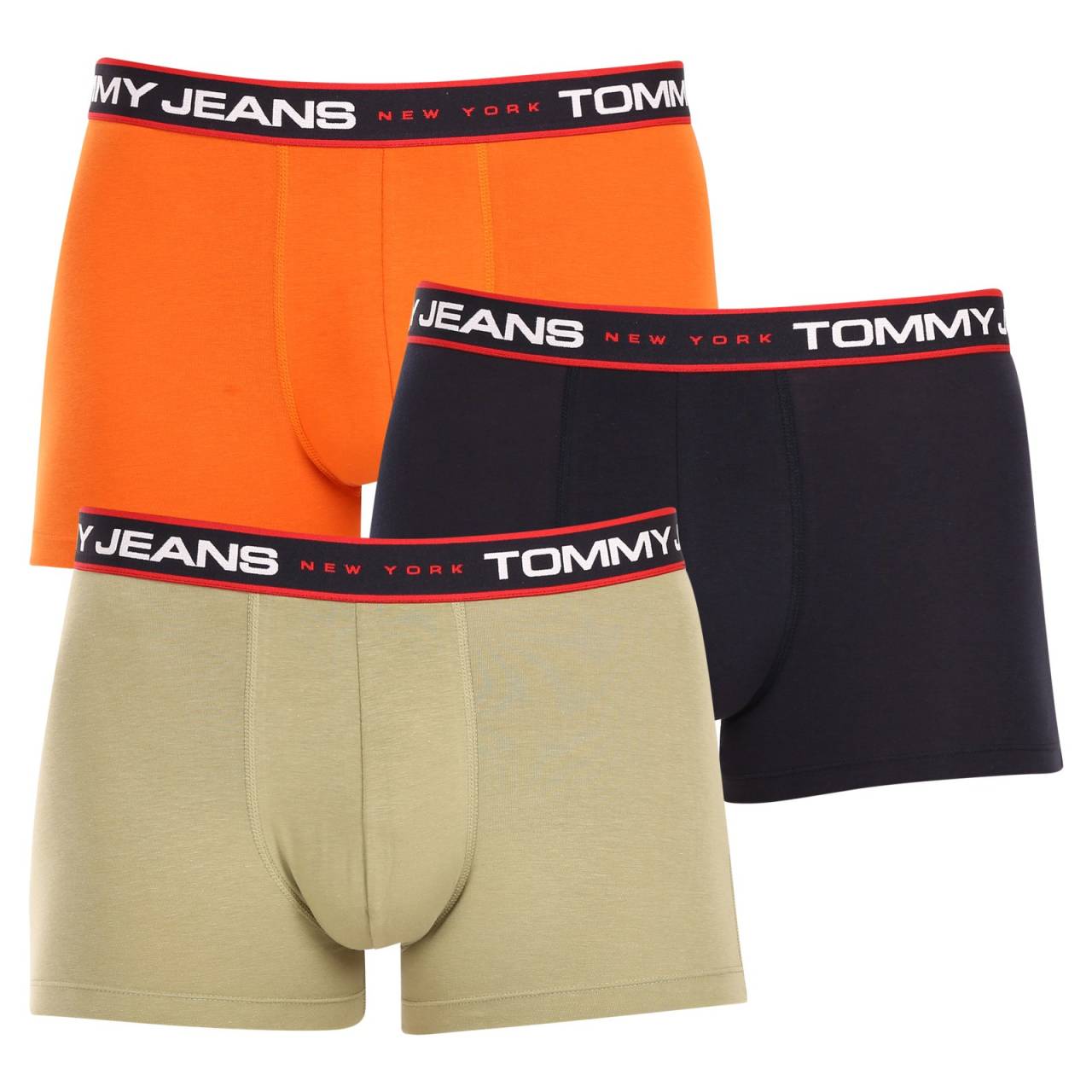 3PACK Herren Klassische Boxershorts Tommy Hilfiger mehrfarbig (UM0UM02968 0SP) L.
Gönnen Sie sich zeitlosen Stil und höchsten Komfort mit den Herren-Boxershorts von Tommy Hilfiger.
Hochwertiges Material für maximalen Komfort
Die Tommy Hilfiger Boxershorts sind aus weicher, sehr angenehm zu tragender Baumwolle mit einem Hauch von Elastan gefertigt, was ihnen Flexibilität und Haltbarkeit verleiht.
Ikonischer Stil und präziser Schnitt
Die Boxershorts haben längere Beine, die nicht hochgekrempelt werden und ausreichend Abdeckung und Komfort bieten.
Warum Sie Tommy Hilfiger Boxershorts nicht verpassen dürfen

Hochwertige Baumwolle mit Elastan: Weich, atmungsaktiv und bequem für ganztägigen Tragekomfort.
Längeres Bein und elastischer Bund: Stabilität, Stil und kein Scrollen.
Elegantes und zeitloses Design: Ideal für den Alltag und besondere Anlässe.

Tommy Hilfiger Unterwäsche ist eine Garantie für höchste Qualität
Die Marke Tommy Hilfiger wurde vor fast 40 Jahren zu einer Ikone amerikanischer Kleidung, und ihre farbenfrohe Palette aus Blau, Rot und Weiß ist auf den ersten Blick zu erkennen.
Pflegehinweise für Tommy Hilfiger Boxershorts

Waschen: Per bei 30 °C.
Trocknen: Boxer können bei niedriger Temperatur im Wäschetrockner getrocknet werden.
Bügeln: Falls erforderlich, können sie bei einer niedrigeren Temperatur gebügelt werden.

Tip: Das perfekte Stück Unterwäsche zu finden, kann manchmal eine Herausforderung sein.