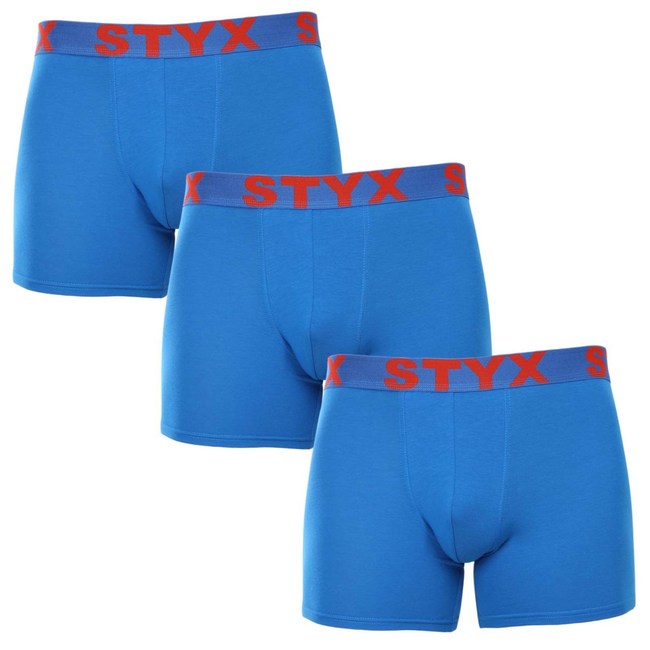3PACK Herren Klassische Boxershorts Styx long sportlicher Gummizug blau (3U1167) S.
Gönnen Sie sich Komfort für den ganzen Tag mit den Styx Boxershorts für Männer in einer klassischen Farbgebung.
Hochwertiges Material für maximalen Komfort
Die Boxershorts sind aus einer hochwertigen Mischung aus Baumwolle und Kunstfasern gefertigt.
Praktisches Design und tschechische Präzision
Die Boxershorts von Styx haben verlängerte Beine, die Ihnen zusätzlichen Halt geben und Reibung an den Oberschenkeln verhindern, was Sie beim Sport und bei langen Sitzungen im Büro oder im Auto zu schätzen wissen werden.
Warum Styx Boxershorts wählen

Tschechische Qualität: Entworfen und hergestellt in der Tschechischen Republik, was eine hohe Qualität der Verarbeitung garantiert.
Hochwertige Materialien: Kombination aus Baumwolle, Modal und Elastan für maximalen Komfort.
Universelles Design: Verlängerte Beine und modisch-sportlicher Gummizug für jede Gelegenheit.

Styx-Unterwäsche ist eine der beliebtesten
Die tschechische Marke Styx ist bei den Kunden vor allem für ihre Shorts mit neuartigen Mustern in kräftigen Farben bekannt.
Wie pflege ich meine Styx-Boxershorts richtig?

Wäscherei: Bei 30°C mit einem milden Waschmittel waschen, damit das Material weich und bequem bleibt.
Trocknen: Es wird nicht empfohlen, Boxershorts im Wäschetrockner zu trocknen, sondern an der Luft zu trocknen, damit sie ihre Form behalten.
Bügeln: Falls erforderlich, bügeln Sie bei niedriger Temperatur, um die Weichheit des Materials zu erhalten.

Tip: Werden Sie ein Experte für die Pflege von Unterwäsche mit den Ratschlägen in unserem Artikel und geben Sie Ihren Lieblingsstücken die Pflege, die sie verdienen.