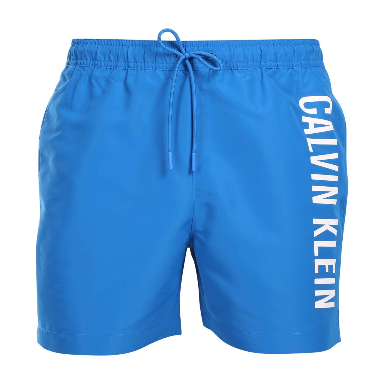 Pánske plavky Calvin Klein modré (KM0KM01004-DYO) 4XL.
Chcete vyzerať štýlovo a zároveň si užívať maximálne pohodlie?
Ľahký a funkčný materiál vám zaručí pohodlie
Plavky sú vyrobené z ľahkého polyesteru, ktorý rýchlo schne a je veľmi odolný.
Pohodlný strih na každú príležitosť
Plavky Calvin Klein majú kratšie nohavičky, takže vás neobmedzujú a nechajú vyniknúť vaše nohy.
Prečo by vám plavky Calvin Klein nemali chýbať v šatníku

Prémiový dizajn: Luxusný vzhľad s ikonickým logom Calvin Klein.
Rýchloschnúci materiál.
Perfektný strih: Krátke nohavičky a elastický pás so šnúrkou na stiahnutie sa vám prispôsobia a zabezpečia maximálnu voľnosť pohybu.

Spodnú bielizeň Calvin Klein milujú ľudia na celom svete
Pánska spodná bielizeň Calvin Klein patrí k stáliciam módneho priemyslu.
Ako sa starať o svoje plavky?
Aby vám plavky vydržali ako nové, je dôležité venovať im správnu starostlivosť:

Pranie: Odporúča sa pri 30 °C s jemným pracím prostriedkom.
Sušenie: Nie je vhodné sušiť v bubnovej sušičke - najlepšie je nechať ich uschnúť na vzduchu.
Žehlenie: Nežehlite, materiál sa prirodzene vyrovná.

Tip: Výber plaviek, ktoré vám dokonale padnú a zvýraznia váš štýl, môže byť behom na dlhé trate.