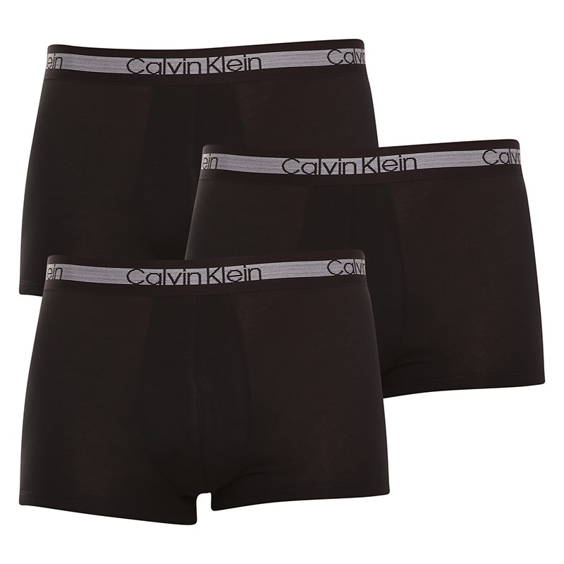 3PACK pánske boxerky Calvin Klein čierne (NB1799A-001) M, trenky.
Strih boxerok nazývaný „Trunk“ (krátky strih a málinko nižší sed) dobre padne a nemusíte sa báť, že by sa vám rolovali nohavice.