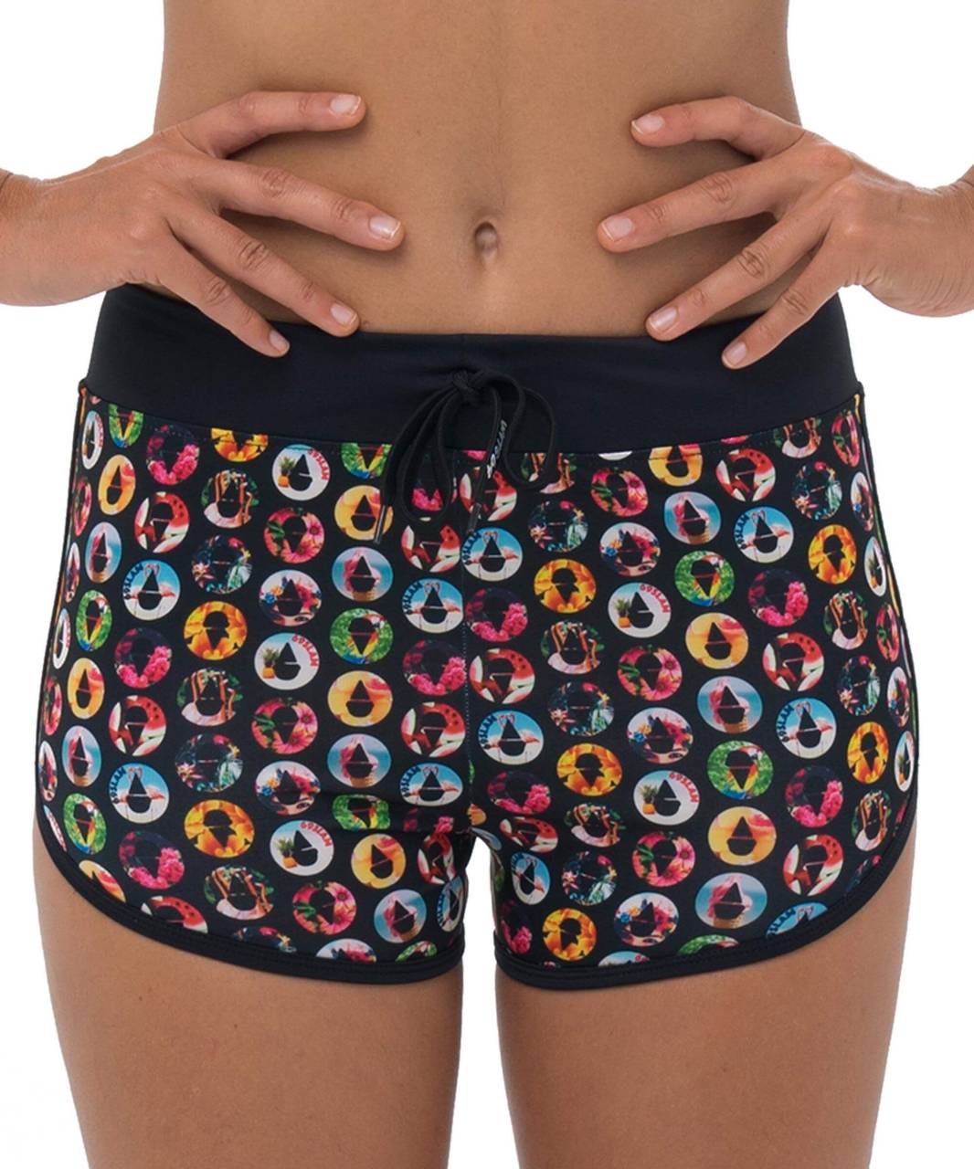 Dámske plavky 69SLAM spodný diel SPRING POGS ULUWATU (GSSSRP-PA) S.
Vnes do svojho dňa na pláži farbu, sebavedomie a hravosť – spodný diel dámskych plaviek 69SLAM vynikajú originálnym dizajnom, lichotivými strihmi a pohodlnými materiálmi.
Funkčné materiály, ktoré s vami držia krok
Plavky sú vyrobené z rýchloschnúcich, odolných a pružných materiálov – kombinácia nylonu a spandexu alebo polyesteru zaisťuje skvelé padnutie, pohodlie pri pohybe a dlhú životnosť.
Materiál je príjemný na dotyk a perfektne sedí, či už sa opaľujete, plávate alebo hráte plážový volejbal.
Ideálne na leto a športové aktivity
Plavky 69SLAM môžete používať:

na plávanie a opaľovanie,
na plážové športy,
v bazéne a na paddleboarde,
na festivaloch alebo pri relaxovaní v záhrade.

O značke 69SLAM
69SLAM je svetoznáma značka z Bali, ktorá prináša slobodu, hravosť a odvahu byť sám sebou do sveta plaviek, spodnej bielizne a voľnočasového oblečenia.
Ako sa starať o plavky

Pranie: Po každom použití ručne vyperte vlažnou vodou.
Sušenie: Nechajte plavky voľne uschnúť na tienistom mieste.
Žehlenie: Plavky nežehlite – vysoké teploty môžu nevratne poškodiť syntetické vlákna (nylon, polyester, spandex).

Tip: Vaše obľúbené spodné prádlo si zaslúži šetrné zaobchádzanie.