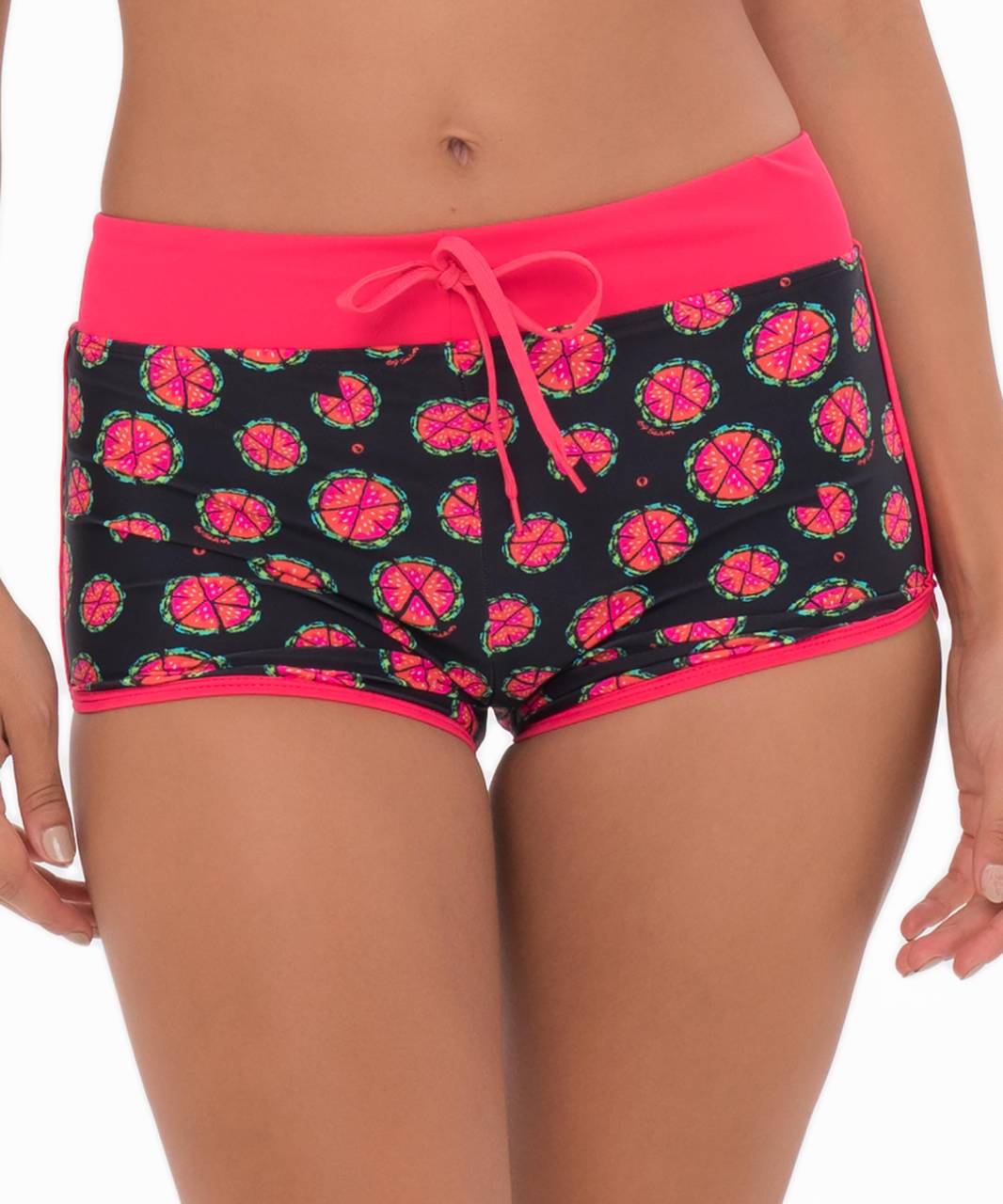 Dámske plavky 69SLAM spodný diel MANGKA ULUWATU (GSSGKA-PA) S.
Vnes do svojho dňa na pláži farbu, sebavedomie a hravosť – spodný diel dámskych plaviek 69SLAM vynikajú originálnym dizajnom, lichotivými strihmi a pohodlnými materiálmi.
Funkčné materiály, ktoré s vami držia krok
Plavky sú vyrobené z rýchloschnúcich, odolných a pružných materiálov – kombinácia nylonu a spandexu alebo polyesteru zaisťuje skvelé padnutie, pohodlie pri pohybe a dlhú životnosť.
Materiál je príjemný na dotyk a perfektne sedí, či už sa opaľujete, plávate alebo hráte plážový volejbal.
Ideálne na leto a športové aktivity
Plavky 69SLAM môžete používať:

na plávanie a opaľovanie,
na plážové športy,
v bazéne a na paddleboarde,
na festivaloch alebo pri relaxovaní v záhrade.

O značke 69SLAM
69SLAM je svetoznáma značka z Bali, ktorá prináša slobodu, hravosť a odvahu byť sám sebou do sveta plaviek, spodnej bielizne a voľnočasového oblečenia.
Ako sa starať o plavky

Pranie: Po každom použití ručne vyperte vlažnou vodou.
Sušenie: Nechajte plavky voľne uschnúť na tienistom mieste.
Žehlenie: Plavky nežehlite – vysoké teploty môžu nevratne poškodiť syntetické vlákna (nylon, polyester, spandex).

Tip: Vaše obľúbené spodné prádlo si zaslúži šetrné zaobchádzanie.