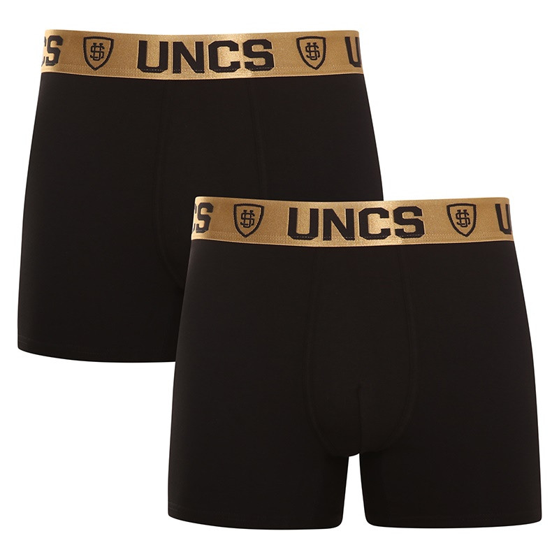 2PACK pánske boxerky UNCS Goldman (20Z067PSPP) M, trenky.
Objavte štýl a pohodlie s pánskymi boxerkami UNCS Goldman, ktoré vám prinášajú jedinečnú kombináciu kvalitných materiálov a moderného dizajnu.
Kvalitný materiál pre celodenné pohodlie
Boxerky sú vyrobené zo zmesi bavlny a elastanu, čo zaručuje priedušnosť, mäkkosť a elasticitu.
Štýlový dizajn a dlhší strih
Čierne boxerky s dlhšími nohavicami majú elastický pás zlatej farby s výrazným logom UNCS, ktorý im dodáva moderný a extravagantný vzhľad, ktorý je ideálny pre sebavedomých mužov, ktorí radi vyniknú.
Prečo vyskúšať boxerky UNCS Goldman

Luxusný dizajn: tkaná guma v zlatej farbe s logom UNCS.


Kvalitné materiály: bavlna pre priedušnosť a pohodlie, elastan pre pružnosť a prispôsobenie telu.


Dlhší strih: Ideálne pre aktívnych mužov, ktorí ocenia voľnosť pohybu.

Spodná bielizeň UNCS pre milovníkov extravagancie
Pánska spodná bielizeň UNCS vyniká príjemnými materiálmi a jednoduchými strihmi.
Ako sa starať o boxerky UNCS
Aby vaše nové boxerky vydržali dlho v perfektnom stave, odporúčame venovať pozornosť aj ich praniu.

Pranie: Boxerky perte pri teplote 30 °C, aby ste zachovali ich kvalitu a mäkkosť.
Sušenie: Boxerky nie sú vhodné na sušenie v sušičke.
Žehlenie: Možno ich žehliť pri nízkej teplote, aby si zachovali svoj tvar a pohodlie.

Tip: Staňte sa expertom na údržbu spodnej bielizne vďaka tipom v našom článku a doprajte svojim obľúbeným kúskom starostlivosť, ktorú si zaslúžia.