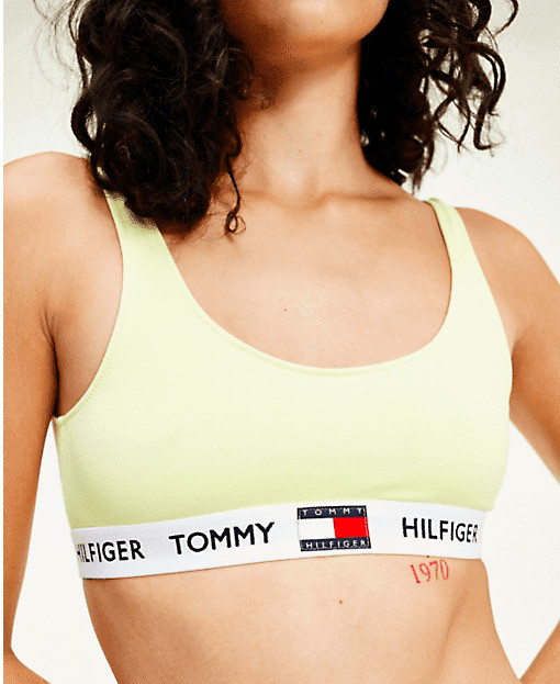 Dámska podprsenka Tommy Hilfiger žltá (UW0UW02225 ZA6) M.
Objavte kombináciu pohodlia, slobody a ikonického štýlu so športovou podprsenkou Tommy Hilfiger.
Bavlnené pohodlie na každodenné aktivity
Materiál podprsenky je mäkká a priedušná bavlna, ktorá je jemná k pokožke a ideálna na celodenné nosenie.
Štýlový dizajn, ktorý sa neomrzí
Jednoduché farebné prevedenie je elegantné a ľahko sa kombinuje s inou spodnou bielizňou a domácim oblečením.
Prečo si podprsenku Tommy Hilfiger zamilujete?

Ľahký materiál s príjemnou elasticitou, mäkký, prirodzený a pohodlný strih bez výstuží.
Minimalistický, nadčasový dizajn, štýlový lem s logom značky.
Skvelá voľba pre každodenné pohodlie bez kompromisov.

Tommy Hilfiger je značka pre všetky moderné ženy
Spodná bielizeň Tommy Hilfiger predstavuje dokonalú harmóniu medzi klasickým a moderným vzhľadom.
Ako sa starať o podprsenku Tommy Hilfiger
Aby váš nový obľúbený kúsok zostal dlho v skvelom stave, odporúčame dodržiavať tieto pokyny na starostlivosť.

Perte: Per pri maximálnej teplote 30 °C, najlepšie v ochrannom sáčku.
Sušenie: Nevhodné do sušičky - suš voľne na vzduchu, najlepšie položenú, aby si podprsenka udržala svoj tvar.
Žehlenie: Nežehliť - materiál je jemný a hladký sám o sebe, žehlenie nie je potrebné.

Tip: Staňte sa expertom na údržbu spodnej bielizne vďaka radám v našom článku a doprajte svojim obľúbeným kúskom starostlivosť, akú si zaslúžia.