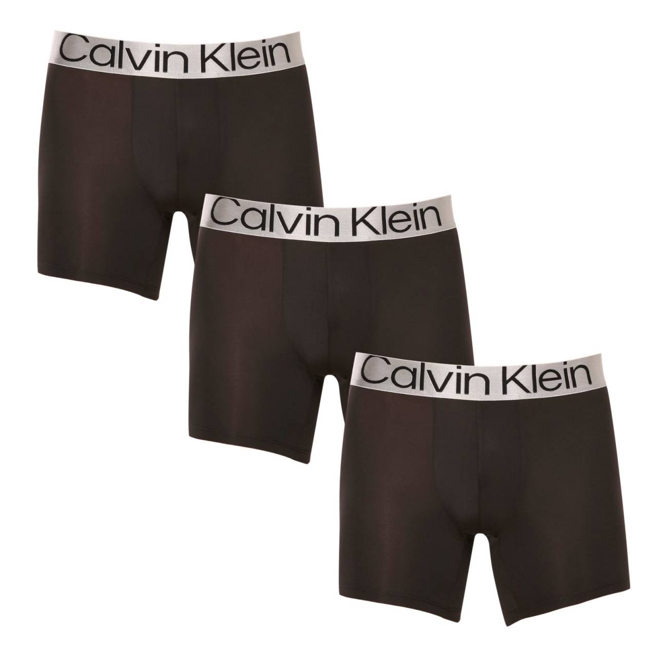 3PACK muške bokserice Calvin Klein crno (NB3075A-7V1) M.
Želite li bokserice koje vam nude savršenu udobnost, moderan dizajn i vrhunsku kvalitetu?
Vrhunski materijal za cjelodnevnu udobnost
Ove bokserice izrađene su od kombinacije poliestera i elastana, što osigurava savršenu kombinaciju mekoće, elastičnosti i izdržljivosti.
Moderan dizajn i savršeno pristajanje
Minimalistički izgled s tkanom elastikom u struku nadopunjuje logo Calvin Kleina, koji boksericama daje luksuzan i sofisticiran stil.
Zašto ćete voljeti Calvin Klein bokserice?

Lagan i prozračan materijal: Idealno za svakodnevno nošenje i zahtjevne sportske aktivnosti.
Duže hlače: Pružaju bolju pokrivenost i potporu, ne skupljaju se i ne pritišću.
Brzosušeće i izdržljivo: Savršeno za aktivan način života.
Bezvremenski dizajn: Minimalistički dizajn i luksuzni izgled Calvina Kleina.

Calvin Klein donje rublje vole ljudi diljem svijeta
Calvin Klein muško donje rublje spada u konstante modne industrije.
Kako se brinuti za bokserice?
Kako biste svoje bokserice što dulje održali u savršenom stanju i kvaliteti, slijedite ove upute:

Pranje: Preporučamo pranje na 30°C s blagim deterdžentom.
peglanje: Ne preporučuje se izbjegavanje oštećenja materijala.
sušilica: Sušenje u sušilici se ne preporučuje, bolje je sušiti na zraku.

Savjet: Pronaći pravi komad donjeg rublja koji vam savršeno pristaje ponekad je izazovno.