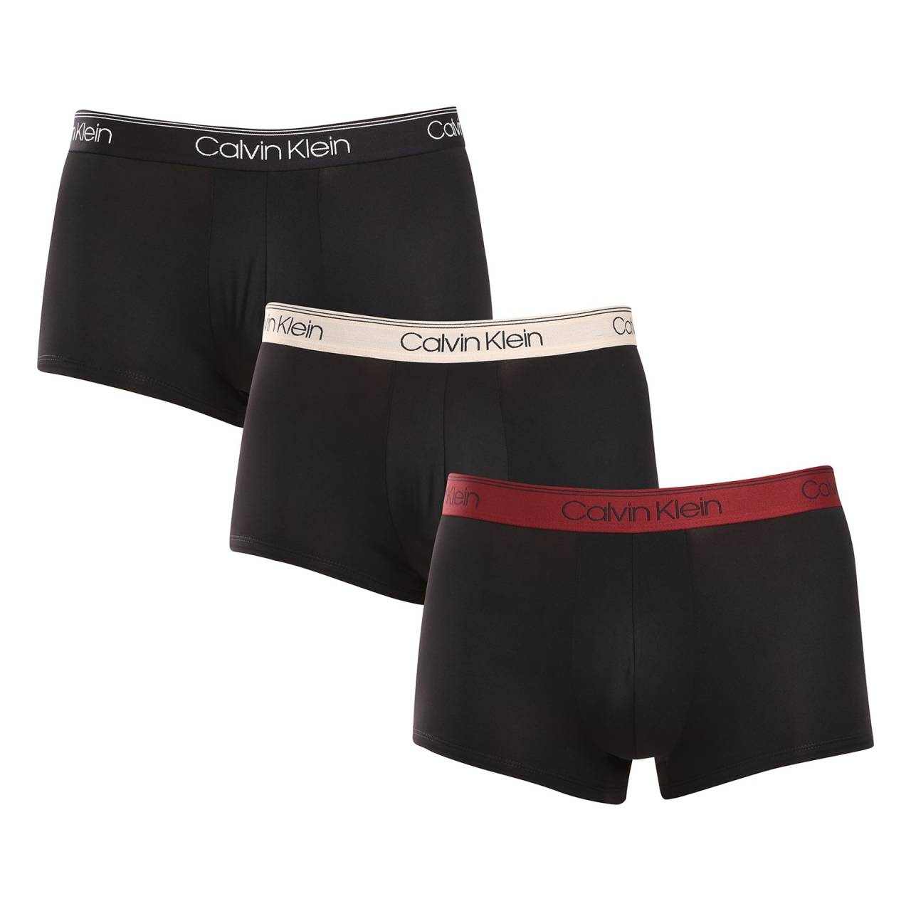 3PACK Moške boksarice Calvin Klein črne (NB2569A-Q84) XL.
Želite bokserice, ki vam nudijo popolno udobje, sodoben dizajn in vrhunsko kakovost?
Vrhunski material za celodnevno udobje
Te boksarice so izdelane iz kombinacije poliestra in elastana, kar zagotavlja popolno kombinacijo mehkobe, raztegljivosti in trpežnosti.
Sodobna zasnova in popolno prileganje
Minimalistični videz z elastičnim pasom dopolnjuje logotip Calvin Klein, ki boksaricam daje razkošen in prefinjen slog.
Zakaj vam bodo všeč bokserice Calvin Klein?

Lahkoten in zračen material: Idealno za vsakodnevno nošenje in zahtevne športne dejavnosti.
Daljše hlačke: Zagotavljajo boljšo pokritost in podporo, se ne zvijajo in ne stiskajo.
Hitro sušenje in trpežnost: Kot nalašč za aktiven življenjski slog.
Brezčasno oblikovanje: Minimalistična zasnova in razkošen videz Calvina Kleina.

Spodnje perilo Calvin Klein obožujejo ljudje po vsem svetu
Moško spodnje perilo Calvin Klein je ena od stalnic modne industrije.
Kako skrbeti za bokserje?
Če želite zagotoviti, da bodo vaše boksarice čim dlje ohranile popolno obliko in kakovost, upoštevajte naslednje smernice:

Pralnica: Priporočamo pranje pri 30 °C z blagim detergentom.
Likanje: Ni priporočljivo, da ne poškodujete materiala.
Sušilni stroj: Sušenje v sušilnem stroju ni priporočljivo, raje se posušite na zraku.

Nasvet: Iskanje pravega spodnjega perila, ki se vam popolnoma prilega, je lahko izziv.