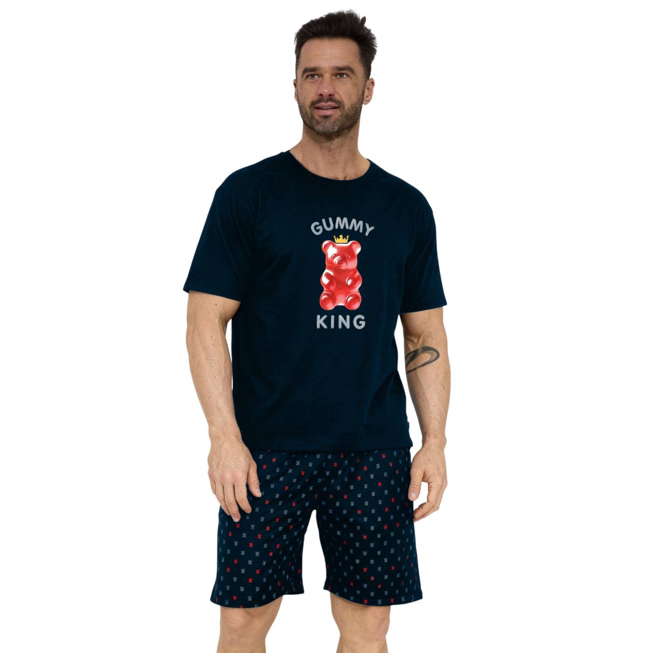 Pánske pyžamo Cornette viacfarebné (326/205) L.
Užite si noc plnú pohodlia a dobrej nálady s pánskym pyžamom Cornette, ktoré vám zlepší náladu na prvý pohľad!
Kvalitný materiál pre maximálne pohodlie
Pyžamový top je vyrobený z príjemnej zmesi bavlny a polyesteru, ktorá je mäkká, priedušná a drží tvar aj po opakovanom praní.
Praktický strih a dizajn, ktorý vás bude baviť
Krátke rukávy a nohavice zabezpečujú príjemnú cirkuláciu vzduchu počas teplejších nocí.
Prečo si vybrať pánske pyžamo Cornette

Vtipný a originálny dizajn.
Kombinácia kvalitnej bavlny a elastického trička.
Ideálne na spanie a domáce pohodlie.

Prečo si vybrať práve Cornette?
Značka Cornette je známa svojimi pohodlnými a vtipnými alebo štýlovo navrhnutými kúskami, ktoré spájajú funkčnosť s dizajnom.
Ako sa starať o pyžamo Cornette
Aby vám pyžamo dlho vydržalo, odporúčame dodržiavať tieto pokyny na údržbu.

Pranie.
Sušenie: Nesušte v bubnovej sušičke - vysoké teploty by mohli poškodiť potlač alebo skrátiť životnosť elastických vlákien.
Žehlenie.

Tip: Staňte sa expertom na údržbu spodnej bielizne vďaka tipom v našom článku a doprajte svojim obľúbeným kúskom starostlivosť, akú si zaslúžia.