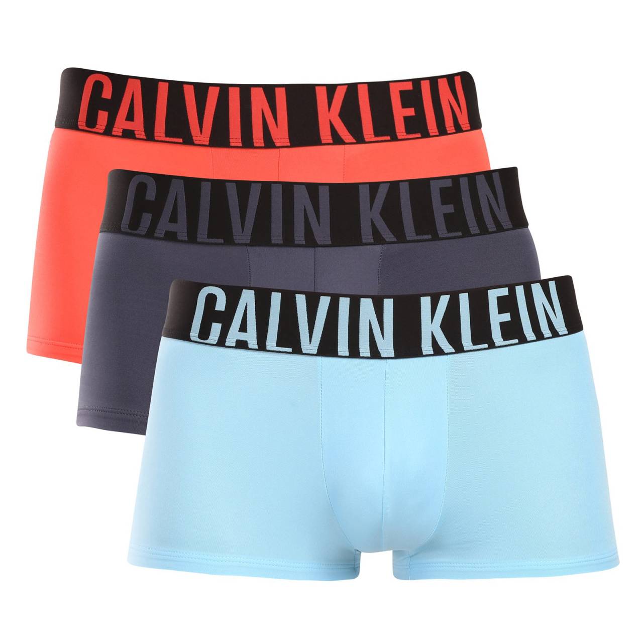 3PACK pánske boxerky Calvin Klein viacfarebné (NB3611A-4W7) XXL, trenky.
Chcete boxerky, ktoré vám ponúknu dokonalé pohodlie, moderný dizajn a špičkovú kvalitu?
Prémiový materiál pre celodenné pohodlie
Tieto boxerky sú vyrobené z kombinácie umelých vlákien, čo zaisťuje dokonalú kombináciu mäkkosti, pružnosti a odolnosti.
Moderný dizajn a perfektný strih
Minimalistický vzhľad s vytkávanou gumou v páse dopĺňa logo Calvin Klein, ktoré boxerkám dodáva luxusný a sofistikovaný štýl.
Prečo si boxerky Calvin Klein zamilujete?

Ľahký a priedušný materiál: Ideálny na každodenné nosenie aj náročné športové aktivity.
Kratšie nohavičky: Umožňujú voľnosť pohybu, nezhrňujú sa a netlačia.
Rýchloschnúce a odolné: Perfektné pre aktívny životný štýl.
Nadčasový dizajn: Minimalistický dizajn a luxusný vzhľad Calvin Klein.

Spodná bielizeň Calvin Klein milujú ľudia po celom svete
Pánska spodná bielizeň Calvin Klein patrí medzi stálici módneho priemyslu.
Ako sa starať o boxerky?
Aby boxerky čo najdlhšie zachovali svoj perfektný tvar a kvalitu, dodržiavajte tieto pokyny:

Pranie: Odporúčame prať na 30 °C s jemným pracím prostriedkom.
Žehlenie: Neodporúča sa, aby nedošlo k poškodeniu materiálu.
Sušička: Sušenie v sušičke sa neodporúča, radšej sušte voľne na vzduchu.

Tip: Nájdenie správneho kusu spodnej bielizne, ktorý vám perfektne sedí, je niekedy náročné.