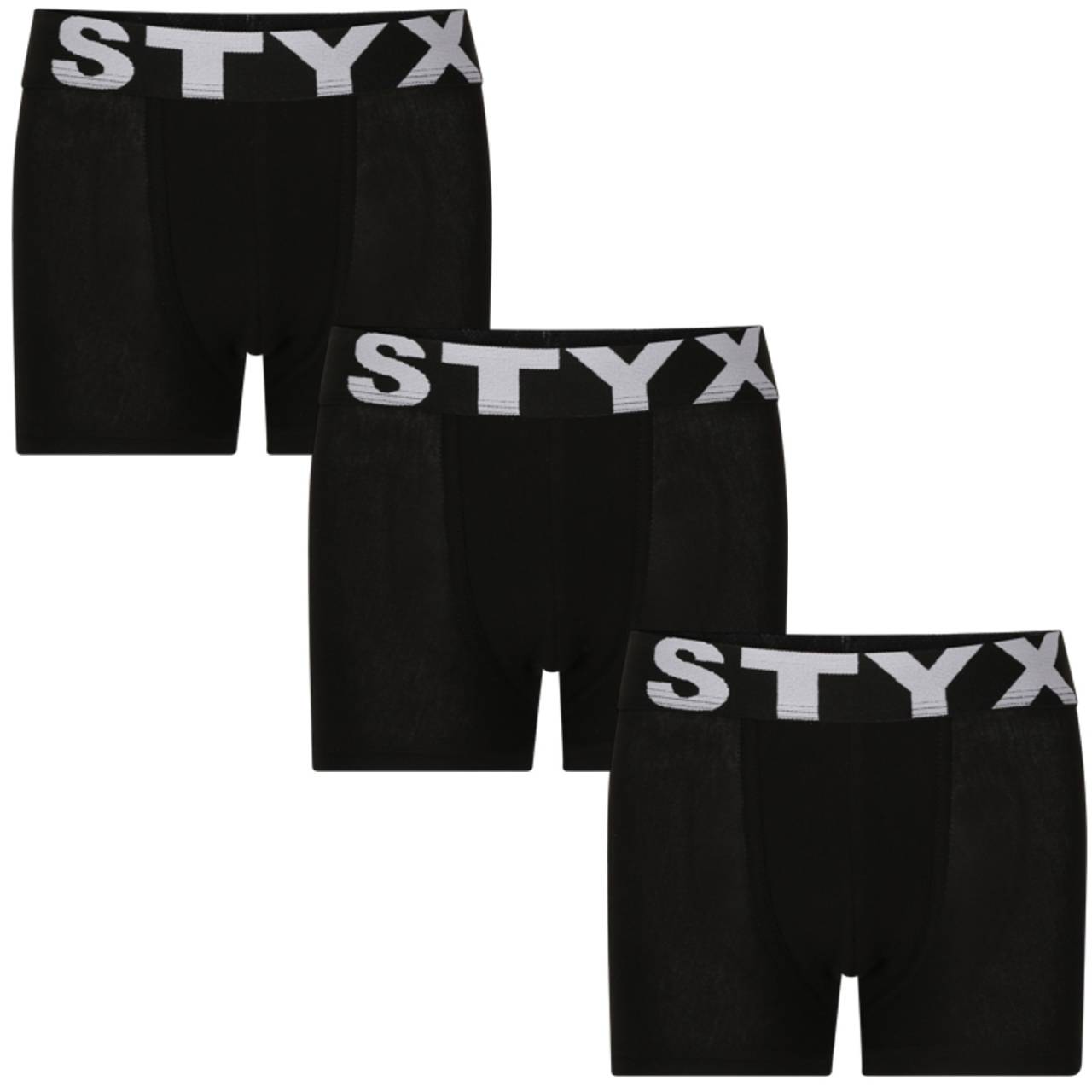 3PACK detské boxerky Styx športová guma čierne (3GJ960) 12-14 let, trenky.
Doprajte svojmu dieťaťu maximálne pohodlie a štýl v jednom s detskými boxerkami Styx.
Materiál, ktorý si poradí s každým dňom
Boxerky Styx sú vyrobené z kombinácie bavlny, modalu a elastanu a ponúkajú jemnosť, pružnosť aj skvelú priedušnosť, ktorú ocení citlivá detská pokožka.
Štýl, ktorý ocenia deti
Boxerky Styx majú moderný športový vzhľad doplnený o vytkávanú gumu s logom, ktorá skvele drží a zároveň je dostatočne mäkká, aby nikde netlačila.
Prečo si deti zamilujú boxerky Styx

Prémiový materiál pre citlivú pokožku: Kombinácia bavlny a modalu zaisťuje výnimočnú jemnosť, priedušnosť a pohodlie aj pri celodennom nosení.
Športový guma, ktorý netlačí: Vytkávaná guma perfektne drží, pritom je mäkká a neškrtí, čo ocení každé aktívne dieťa.
Univerzálne použitie: Ideálne na školské dni, športové aktivity, domáce pohodlie aj víkendové výlety.

Spodná bielizeň Styx patrí medzi najobľúbenejšie
Česká značka Styx je medzi zákazníkmi známa predovšetkým svojimi boxerkami s originálnymi vzormi vo výrazných farbách.
Ako sa starať o detské boxerky Styx
Aby boxerky Styx vydržali dlho v skvelom stave, odporúčame dodržiavať nasledujúce pokyny na údržbu.

Pranie: Per boxerky na 30 °C.
Sušenie: Tieto boxerky nie sú vhodné do sušičky.
Žehlenie: Áno, môžete ich žehliť – ale ideálne na nižšej teplote a naruby.

Tip: Staňte sa odborníkom na údržbu spodnej bielizne vďaka radám v našom článku a doprajte svojim obľúbeným kúskom starostlivosť, ktorú si zaslúžia.