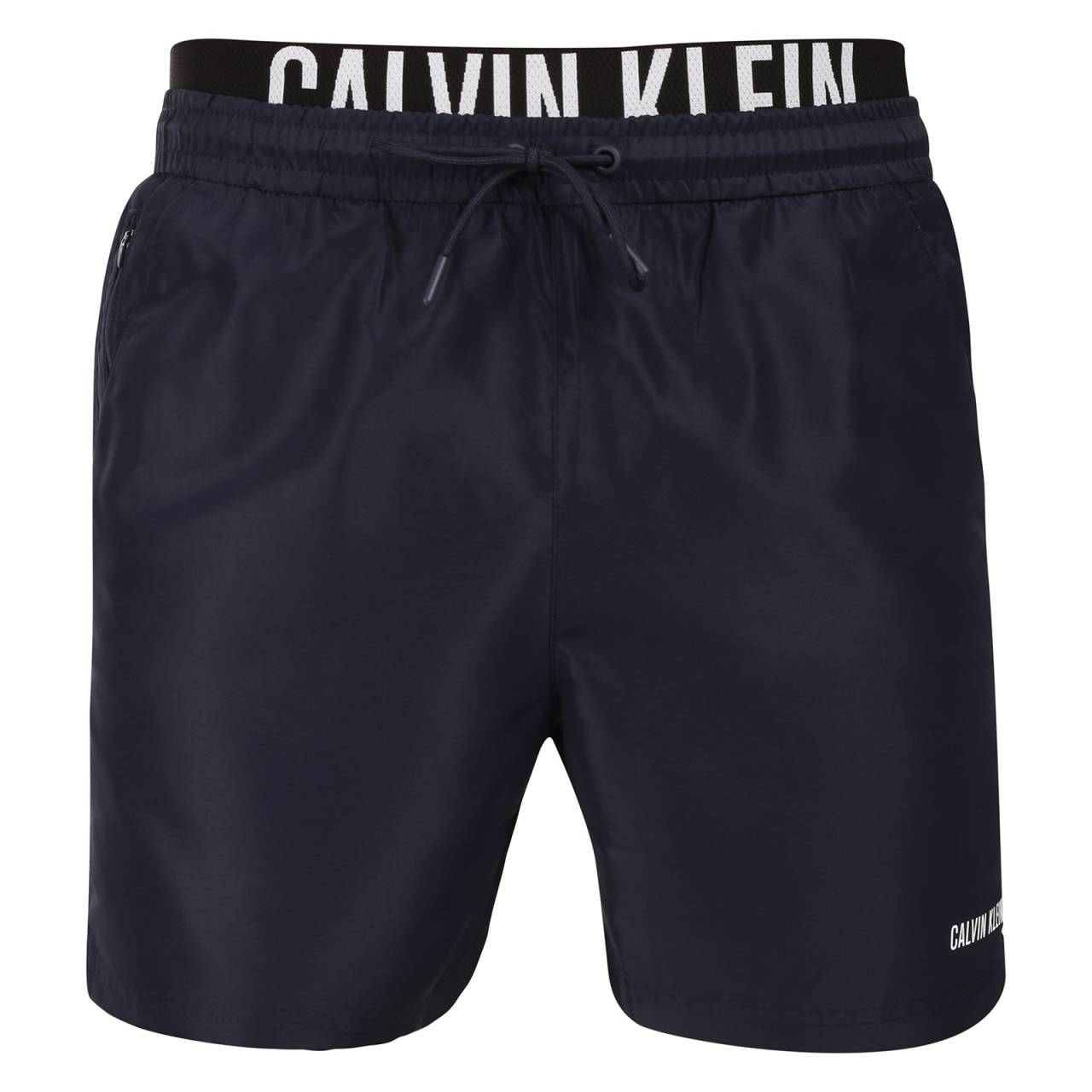 Pánske plavky Calvin Klein tmavo modré (N61015-0PP) 3XL.
Predstavujeme vám pánske plavky Calvin Klein, ktoré kombinujú ikonický dizajn značky s modernými prvkami.
Kvalita Calvin Klein, ktorá vás nesklame
Plavky Calvin Klein sú vyrobené z polyesteru, čo zaručuje špičkovú kvalitu a zároveň podporuje udržateľnosť.
Premyslený dizajn pre vaše pohodlie
Plavky Calvin Klein sú navrhnuté s ohľadom na pohodlie a štýl.
Prečo by plavky Calvin Klein nemali chýbať vo vašom šatníku?

Udržateľnosť: Plavky sú vyrobené z polyesteru, čím sa znižuje vplyv na životné prostredie.
Rýchloschnúca technológia: Moderný materiál vám zaručí maximálne pohodlie počas celého dňa.
Štýlový a moderný dizajn: Calvin Klein jednoducho nikdy nevyjde z módy.
Perfektná voľba: Budete hviezdou nielen na pláži, ale aj na párty pri bazéne alebo pri akomkoľvek vodnom športe.

Spodná bielizeň Calvin Klein vám dodá jedinečný štýl
Pánska spodná bielizeň Calvin Klein patrí k stáliciam módneho priemyslu.
Ako sa starať o plavky Calvin Klein
Aby si plavky Calvin Klein dlhodobo zachovali svoju kvalitu a farbu, je dôležité dodržiavať správny postup údržby.


Pranie: Perte v práčke pri maximálnej teplote 30 °C a používajte jemný prací prostriedok, ktorý je šetrný k materiálu.


Sušenie: Plavky nesušte v sušičke - radšej ich nechajte voľne schnúť na vzduchu v tieni, aby ste zabránili vyblednutiu žiarivo červenej farby.


Skladování: Po úplném uschnutí skladuj plavky na suchém a dobře větraném místě, abys předešel případné tvorbě plísní.


Tip: Nájsť ten správny kus spodnej bielizne, ktorý vám dokonale padne, môže byť náročné.