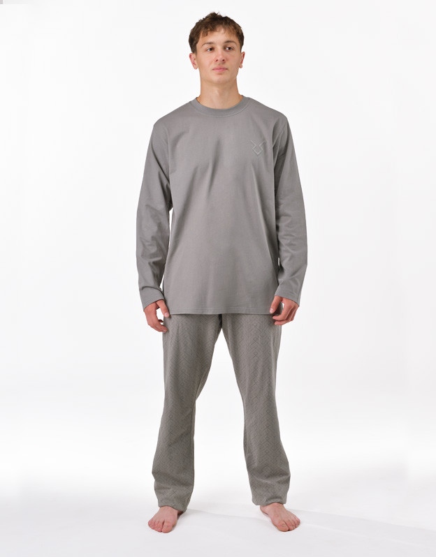 Pánske pyžamo Gino sivé (79195_MxGLMZ) XL.
Vychutnajte si nerušený spánok v pánskom pyžame Gino, ktoré spája prírodné materiály, pohodlný strih a decentný dizajn.
Prírodný materiál pre maximálny komfort
Pánske pyžamo Gino je vyrobené zo 100 % bavlny, ktorá je ideálnou voľbou pre tvoj pokojný spánok – je priedušná, príjemná na dotyk, odvádza vlhkosť a nedráždi pokožku.
Premyslený strih pre voľnosť pohybu
Toto pyžamo je ideálne na spánok v chladnejších mesiacoch, domáce pohodlie, víkendové leňošenie aj pobyt na chate.
Prečo si pyžamo Gino zaručene obľúbite

100 % bavlna: Priepustný, prírodný materiál šetrný k pokožke.
Dlhé rukávy a nohavice: Perfektná voľba pre chladnejšie obdobie.
Klasický pohodlný guma: Istota, že spodná časť zostane na mieste celú noc.

Spodná bielizeň Gino pre milovníkov kvalitných materiálov
Česká značka spodního prádla Gino je na svete už viac ako 30 rokov a za ten čas si našla mnoho priaznivcov.
Ako sa starať o pánske pyžamo Gino
Aby vaše obľúbené pyžamo vydržalo dlho ako nové, odporúčame dodržiavať nasledujúce tipy na údržbu.

Pranie: Perte na 40 °C jemným pracím prostriedkom bez bielidiel, aby si zachovalo farby a jemnosť.
Sušenie: Pyžamo nie je vhodné do sušičky – vysoké teploty môžu spôsobiť srážanie materiálu.
Žehlenie: Áno, môžete žehliť na strednej teplote vhodnej pre bavlnu.

Tip: Staňte sa odborníkom na údržbu spodnej bielizne vďaka tipom v našom článku a doprajte svojim obľúbeným kúskom starostlivosť, ktorú si zaslúžia.