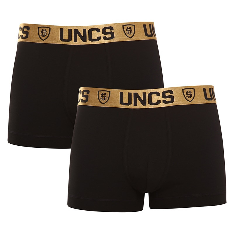 2PACK pánske boxerky UNCS Goldman nadrozměr (19Z038PSPP) 4XL, trenky.
Objavte štýl a pohodlie s pánskymi boxerkami UNCS Goldman, ktoré vám prinášajú jedinečnú kombináciu kvalitných materiálov a moderného dizajnu.
Kvalitný materiál pre celodenné pohodlie
Boxerky sú vyrobené zo zmesi bavlny a elastanu, čo zaručuje priedušnosť, mäkkosť a elasticitu.
Štýlový dizajn a kratší strih
Čierne boxerky s kratšími nohavičkami majú elastický pás v zlatej farbe s výrazným logom UNCS, čo im dodáva moderný a extravagantný vzhľad, ktorý je ideálny pre sebavedomých mužov, ktorí radi vyniknú.
Prečo vyskúšať boxerky UNCS Goldman

Luxusný dizajn: tkaná elastická guma v zlatej farbe s logom UNCS.


Kvalitné materiály: bavlna pre priedušnosť a pohodlie, elastan pre pružnosť a prispôsobenie telu.


Kratší strih: Ideálne pre aktívnych mužov, ktorí ocenia voľnosť pohybu.

Všetci, ktorí milujú pohodlie, nosia nohavice UNCS
Značka UNCS bola založená v roku 1989 a naďalej vyniká v oblasti mládežníckej a pouličnej módy.
Ako sa starať o boxerky UNCS
Aby vaše nové boxerky vydržali dlho v perfektnom stave, odporúčame venovať pozornosť aj ich praniu.

Pranie: Boxerky perte pri teplote 30 °C, aby ste zachovali ich kvalitu a mäkkosť.


Sušenie a žehlenie: Boxerky by sa nemali sušiť v sušičke, ale môžu sa žehliť pri nízkej teplote, aby si zachovali svoj tvar a pohodlie.

Tip: Staňte sa expertom na údržbu spodnej bielizne vďaka tipom v našom článku a doprajte svojim obľúbeným kúskom starostlivosť, ktorú si zaslúžia.