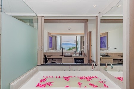 Thajsko Phuket Oceanfront Beach Resort & Spa 8 dňový pobyt Raňajky Letecky Letisko: Viedeň December 2026 ( 4/12/26-11/12/26)