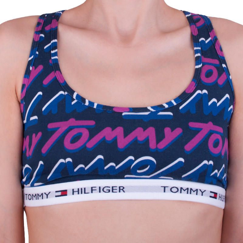 Dámska podprsenka Tommy Hilfiger viacfarebná (UW0UW01257 415) XS.
Objavte kombináciu pohodlia, slobody a ikonického štýlu so športovou podprsenkou Tommy Hilfiger.
Bavlnené pohodlie na každodenné aktivity
Materiál podprsenky je mäkká a priedušná bavlna, ktorá je jemná k pokožke a ideálna na celodenné nosenie.
Štýlový dizajn, ktorý sa neomrzí
Jednoduché farebné prevedenie je elegantné a ľahko sa kombinuje s inou spodnou bielizňou a domácim oblečením.
Prečo si podprsenku Tommy Hilfiger zamilujete?

Ľahký materiál s príjemnou elasticitou, mäkký, prirodzený a pohodlný strih bez výstuží.
Minimalistický, nadčasový dizajn, štýlový lem s logom značky.
Skvelá voľba pre každodenné pohodlie bez kompromisov.

Tommy Hilfiger je značka pre všetky moderné ženy
Spodná bielizeň Tommy Hilfiger predstavuje dokonalú harmóniu medzi klasickým a moderným vzhľadom.
Ako sa starať o podprsenku Tommy Hilfiger
Aby váš nový obľúbený kúsok zostal dlho v skvelom stave, odporúčame dodržiavať tieto pokyny na starostlivosť.

Perte: Per pri maximálnej teplote 30 °C, najlepšie v ochrannom sáčku.
Sušenie: Nevhodné do sušičky - suš voľne na vzduchu, najlepšie položenú, aby si podprsenka udržala svoj tvar.
Žehlenie: Nežehliť - materiál je jemný a hladký sám o sebe, žehlenie nie je potrebné.

Tip: Staňte sa expertom na údržbu spodnej bielizne vďaka radám v našom článku a doprajte svojim obľúbeným kúskom starostlivosť, akú si zaslúžia.