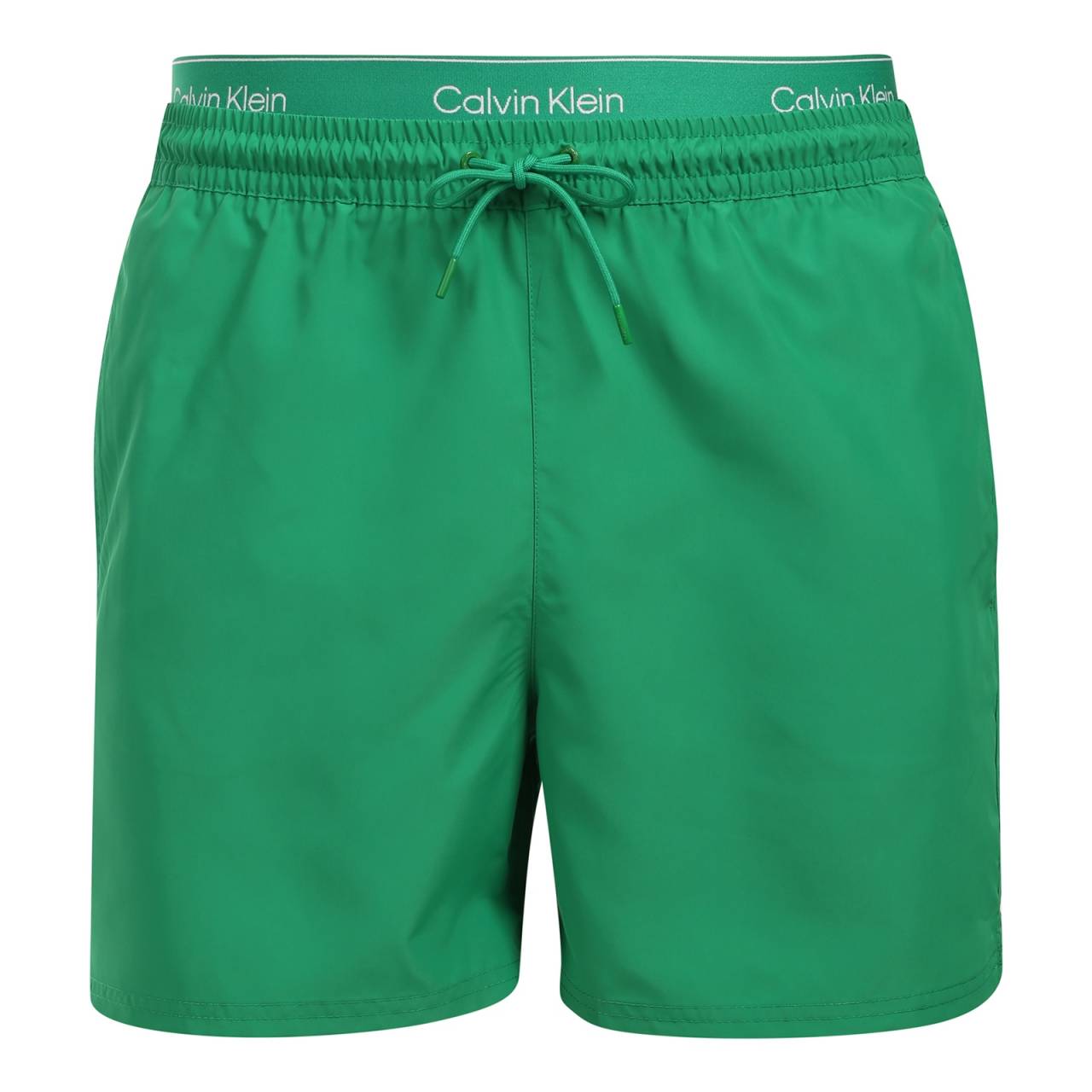 Pánske plavky Calvin Klein zelené (N61023-QCP) XL.
Predstavujeme vám pánske plavky Calvin Klein, ktoré kombinujú ikonický dizajn značky s modernými prvkami.
Kvalita Calvin Klein, ktorá vás nesklame
Plavky Calvin Klein sú vyrobené z polyesteru, čo zaručuje špičkovú kvalitu a zároveň podporuje udržateľnosť.
Premyslený dizajn pre vaše pohodlie
Plavky Calvin Klein sú navrhnuté s ohľadom na pohodlie a štýl.
Prečo by plavky Calvin Klein nemali chýbať vo vašom šatníku?

Udržateľnosť: Plavky sú vyrobené z polyesteru, čím sa znižuje vplyv na životné prostredie.
Rýchloschnúca technológia: Moderný materiál vám zaručí maximálne pohodlie počas celého dňa.
Štýlový a moderný dizajn: Calvin Klein jednoducho nikdy nevyjde z módy.
Perfektná voľba: Budete hviezdou nielen na pláži, ale aj na párty pri bazéne alebo pri akomkoľvek vodnom športe.

Spodná bielizeň Calvin Klein vám dodá jedinečný štýl
Pánska spodná bielizeň Calvin Klein patrí k stáliciam módneho priemyslu.
Ako sa starať o plavky Calvin Klein
Aby si plavky Calvin Klein dlhodobo zachovali svoju kvalitu a farbu, je dôležité dodržiavať správny postup údržby.


Pranie: Perte v práčke pri maximálnej teplote 30 °C a používajte jemný prací prostriedok, ktorý je šetrný k materiálu.


Sušenie: Plavky nesušte v sušičke - radšej ich nechajte voľne schnúť na vzduchu v tieni, aby ste zabránili vyblednutiu žiarivo červenej farby.


Skladování: Po úplném uschnutí skladuj plavky na suchém a dobře větraném místě, abys předešel případné tvorbě plísní.


Tip: Nájsť ten správny kus spodnej bielizne, ktorý vám dokonale padne, môže byť náročné.