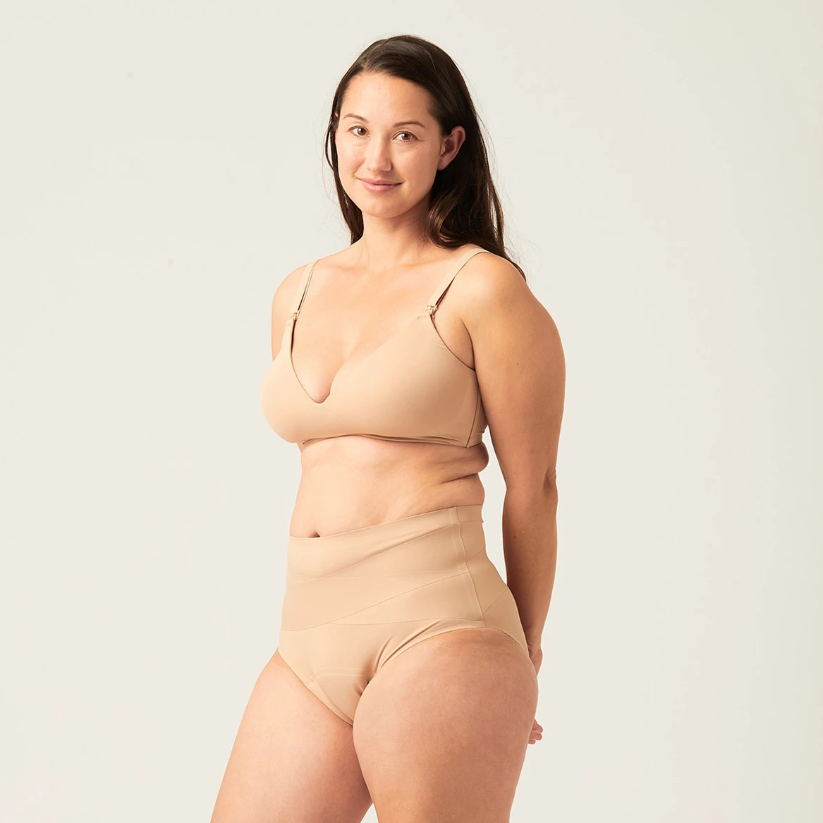Tvarujúce menštruačné a popôrodné nohavičky Modibodi Contour Cashew (MODI4198C) M.
Modibodi Contour Full Brief tvarujúce menstruačné nohavičky pre normálnu až silnú menštruáciu

absorpčná schopnosť zodpovedajúca 2 až 3 tampónom (15 ml)
Majú vysoký pás s krížovými pruhmi pre cielenú podporu brucha a chrbta.
Sú veľmi vhodné ako nohavičky po pôrode – po pôrode môžete pomôcť svojmu telu regenerovať sa nielen používaním správnych produktov, ale aj nosením podporného spodného prádla.
Vrstva na dotyk je z merino vlny.
Vďaka funkčným materiálom je vlhkosť odvádzaná od tela.

Vždy skontrolujte tabuľku veľkostí (vyššie) pre každú značku a vyberte si podľa nej.
Menštruačné nohavičky Modibodi sa vyznačujú použitím austrálskej merino vlny v absorpčnej vrstve.
Ako funguje patentovaná technológia Modifier Technology™

Vonkajšia (dotyková) vrstva je vyrobená zo 100 % merino vlny (ovčej vlny) – odvádza vlhkosť, je antimikrobiálna a zabezpečuje pocit sucha.
Stredná absorpčná vrstva je z mikrovláknovej froté látky, ktorá bezpečne pohlcuje tekutiny a neutralizuje zápach a neprepúšťa ich.
Posledná vrstva je neprepustná, ale priedušná bariéra.

Zloženie:

Vonkajšia vrstva: 78 % recyklovaný nylon, 22 % elastan
Vrstva na dotyk: 100 % merino vlna
Vnútorná vrstva: 80 % polyester, 20 % polyamid; 100 % polyester

Spodná bielizeň Modibodi je certifikovaná podľa normy STANDARD 100 od OEKO-TEX®.
Navrhnuté v Austrálii, vyrobené v Číne.
Pranie a starostlivosť o menštruačné nohavičky

Pred prvým použitím nohavičky vyperte na 30 stupňov, aby sa aktivovala absorpčná vrstva.
Po použití vyperte v studenej vode – nepoužívajte mydlo s obsahom žlče, pretože nie je vhodné pre merino vlnu, ani silné trenie alebo drhnutie.
Potom ich perte v práčke pri 30 stupňoch spolu s bežným prádlom.
Odporúčame používať pracie gély na vlnu alebo jemné prádlo.
Menštruačné nohavičky perte v ochrannom vrecku na jemné spodné prádlo, najmä v prípade nohavičiek s čipkou to dôrazne odporúčame!
Nepoužívajte aviváž ani sušičku.
Keď nohavičky nepoužívate, uložte ich do uzatvárateľnej krabičky.

Viac informácií nájdete v článku Ako sa starať o menstruačné nohavičky.
O Modibodi
Produkty Modibodi sú alternatívou k jednorazovým produktom.