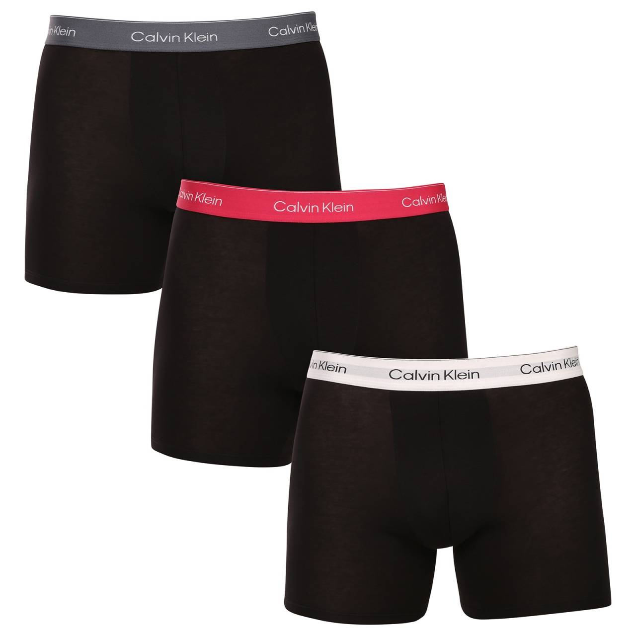 3PACK pánske boxerky Calvin Klein čierne (NB4394-3VO) M, trenky.
Užívajte si maximálne pohodlie a luxus s pánskymi boxerkami Calvin Klein.
Kvalitný materiál pre celodenné pohodlie
Tieto boxerky sú vyrobené z prvotriednej zmesi bavlny a elastanu.
Elegantný dizajn a praktický strih
Tkaná guma s kontrastným logom Calvin Klein vytvárajú štýlový a nadčasový vzhľad.
Prečo si zamilujete boxerky Calvin Klein

Prvotriedny materiál: Kombinácia bavlny a elastanu zaručuje mäkkosť, priedušnosť a elasticitu pre maximálne pohodlie počas celého dňa.


Štýlový dizajn: Ikonické logo Calvin Klein s vyšívanou gumou dodáva boxerkám elegantný vzhľad vhodný na každú príležitosť.


Praktický strih: dlhšie nohavice a prispôsobivý strih poskytujú väčšie pohodlie a voľnosť pohybu, ideálne na bežné nosenie, do práce aj na voľný čas.

Spodnú bielizeň Calvin Klein milujú ľudia na celom svete
Pánska spodná bielizeň Calvin Klein patrí k stáliciam módneho priemyslu.
Ako sa starať o boxerky Calvin Klein
Aby si vaše nové boxerky zachovali svoj vzhľad a kvalitu čo najdlhšie, dodržiavajte tieto jednoduché pokyny:

Pranie: Perte ich pri maximálnej teplote 30 °C.


Sušenie: Sušenie v bubnovej sušičke sa neodporúča - najlepšou voľbou je sušenie na vzduchu.


Žehlenie: Boxerky nie je potrebné žehliť, čím ušetríte čas a námahu.

Tip: Hľadanie obľúbenej spodnej bielizne môže byť beh na dlhé trate, preto chceme, aby vám obľúbené kúsky dlho vydržali.