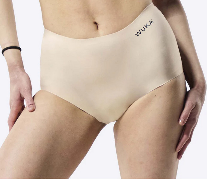 Menštruačné nohavičky Wuka bezšvové Stretch Boxer Short Heavy béžové (WSBSH-nude) XS - L.
Hľadáte spoľahlivé a diskrétne menštruačné nohavičky, ktoré nebudú viditeľné ani pod svetlým oblečením?
Moderný materiál pre pohodlie a slobodu
Menštruačné nohavičky WUKA sú vyrobené z hladkého a elastického materiálu, ktorý kombinuje polyamid a elastan.
Strih, ktorý vás neobmedzuje
Nohavičky majú klasický strih s vyšším pásom a dostatočným krytím v oblasti zadku a brucha.
Prečo vyskúšať nohavičky WUKA

Neviditeľné pod oblečením: Bezšvová konštrukcia a telová farba zaručujú maximálnu diskrétnosť.
Pohodlný vysoký pás: Ideálne, keď potrebujete extra pohodlie.
Ekologická alternatíva: Opakovane použiteľné nohavičky šetria prírodu a vaše peniaze.

Menštruačné spodné prádlo WUKA pre moderné ženy
V roku 2017 bola založená spoločnosť WUKA ako prvý výrobca opakovo použiteľných a nepretekajúcich menštruačných nohavičiek vo Veľkej Británii.
Ako sa starať o menstruačné nohavičky WUKA
Aby vám menstruačné nohavičky dobre slúžili, odporúčame dodržiavať tieto pokyny na údržbu.

Pred prvým použitím: Predtým, ako si nové menštruačné nohavičky alebo plavky oblečiete po prvýkrát, je potrebné ich vyprať – buď ručne, alebo v práčke na jemný cyklus pri 40 °C.
Po každom použití: Najskôr spodnú bielizeň dôkladne opláchnite studenou vodou.
Pranie: Po použití najskôr ručne vyperte v studenej vode, kým voda nebude číra.
Sušenie: Nesušte v sušičke – horúci vzduch môže poškodiť funkčné vrstvy.
Žehlenie: Menštruačné nohavičky nežehlite – vysoké teploty môžu poškodiť funkčný materiál.

Tip: Keď nájdete menštruačné spodné prádlo, ktoré vám sedí a vyhovuje, zaslúži si tú najlepšiu starostlivosť.