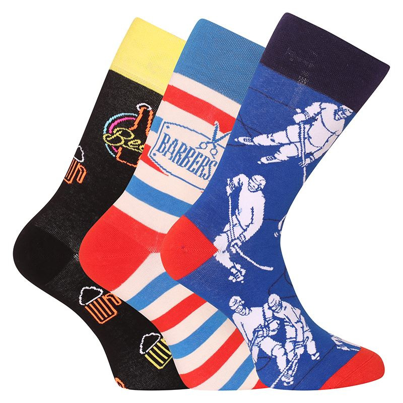 3PACK Veselé ponožky Dedoles (GMRS86131169) S.
Chcete svojmu outfitu dodať nádych hravosti a originality?
Kvalitný materiál na celodenné pohodlie
Ponožky sú vyrobené zo zmesi bavlny a umelých vlákien.
Originálny dizajn, ktorý vás nenechá bez povšimnutia
Veselé motívy a výrazné vzory v žiarivých farbách sú charakteristickými znakmi ponožiek Dedoles, vďaka ktorým sa každý krok stane módnym zážitkom.
Prečo by ponožky Dedoles nemali chýbať vo vašom šatníku

Hravý dizajn, ktorý zaručene pobaví.
Pohodlný materiál s vysokým podielom bavlny.
Pružný strih, ktorý drží tvar a dobre sedí.

Spodná bielizeň Dedoles vám zdvihne náladu
Obľúbená slovenská značka Dedoles potešila svojich fanúšikov originálnymi vzormi a pestrými farbami, ktoré rozžiaria nielen obľúbené ponožky, ale aj pánske boxerky a dámske podprsenky.
Ako sa starať o veselé ponožky Dedoles
Aby ponožky zostali dlho v skvelom stave, odporúčame dodržiavať tieto pokyny.

Pranie: Per ponožky naruby pri maximálnej teplote 40 °C.
Sušenie: Nesušte v sušičke - vysoké teploty by mohli spôsobiť stratu pružnosti a deformáciu.
Žehlenie.

Tip: Staňte sa expertom na údržbu spodnej bielizne vďaka radám v našom článku a doprajte svojim obľúbeným kúskom starostlivosť, akú si zaslúžia.