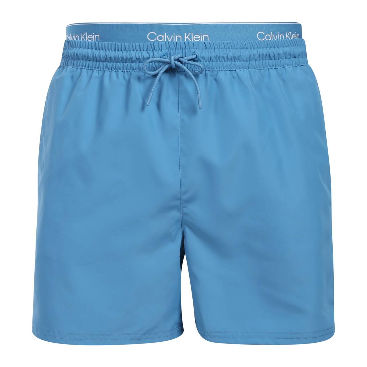 Pánske plavky Calvin Klein modré (N61023-CDJ) XXL.
Predstavujeme vám pánske plavky Calvin Klein, ktoré kombinujú ikonický dizajn značky s modernými prvkami.
Kvalita Calvin Klein, ktorá vás nesklame
Plavky Calvin Klein sú vyrobené z polyesteru, čo zaručuje špičkovú kvalitu a zároveň podporuje udržateľnosť.
Premyslený dizajn pre vaše pohodlie
Plavky Calvin Klein sú navrhnuté s ohľadom na pohodlie a štýl.
Prečo by plavky Calvin Klein nemali chýbať vo vašom šatníku?

Udržateľnosť: Plavky sú vyrobené z polyesteru, čím sa znižuje vplyv na životné prostredie.
Rýchloschnúca technológia: Moderný materiál vám zaručí maximálne pohodlie počas celého dňa.
Štýlový a moderný dizajn: Calvin Klein jednoducho nikdy nevyjde z módy.
Perfektná voľba: Budete hviezdou nielen na pláži, ale aj na párty pri bazéne alebo pri akomkoľvek vodnom športe.

Spodná bielizeň Calvin Klein vám dodá jedinečný štýl
Pánska spodná bielizeň Calvin Klein patrí k stáliciam módneho priemyslu.
Ako sa starať o plavky Calvin Klein
Aby si plavky Calvin Klein dlhodobo zachovali svoju kvalitu a farbu, je dôležité dodržiavať správny postup údržby.


Pranie: Perte v práčke pri maximálnej teplote 30 °C a používajte jemný prací prostriedok, ktorý je šetrný k materiálu.


Sušenie: Plavky nesušte v sušičke - radšej ich nechajte voľne schnúť na vzduchu v tieni, aby ste zabránili vyblednutiu žiarivo červenej farby.


Skladování: Po úplném uschnutí skladuj plavky na suchém a dobře větraném místě, abys předešel případné tvorbě plísní.


Tip: Nájsť ten správny kus spodnej bielizne, ktorý vám dokonale padne, môže byť náročné.