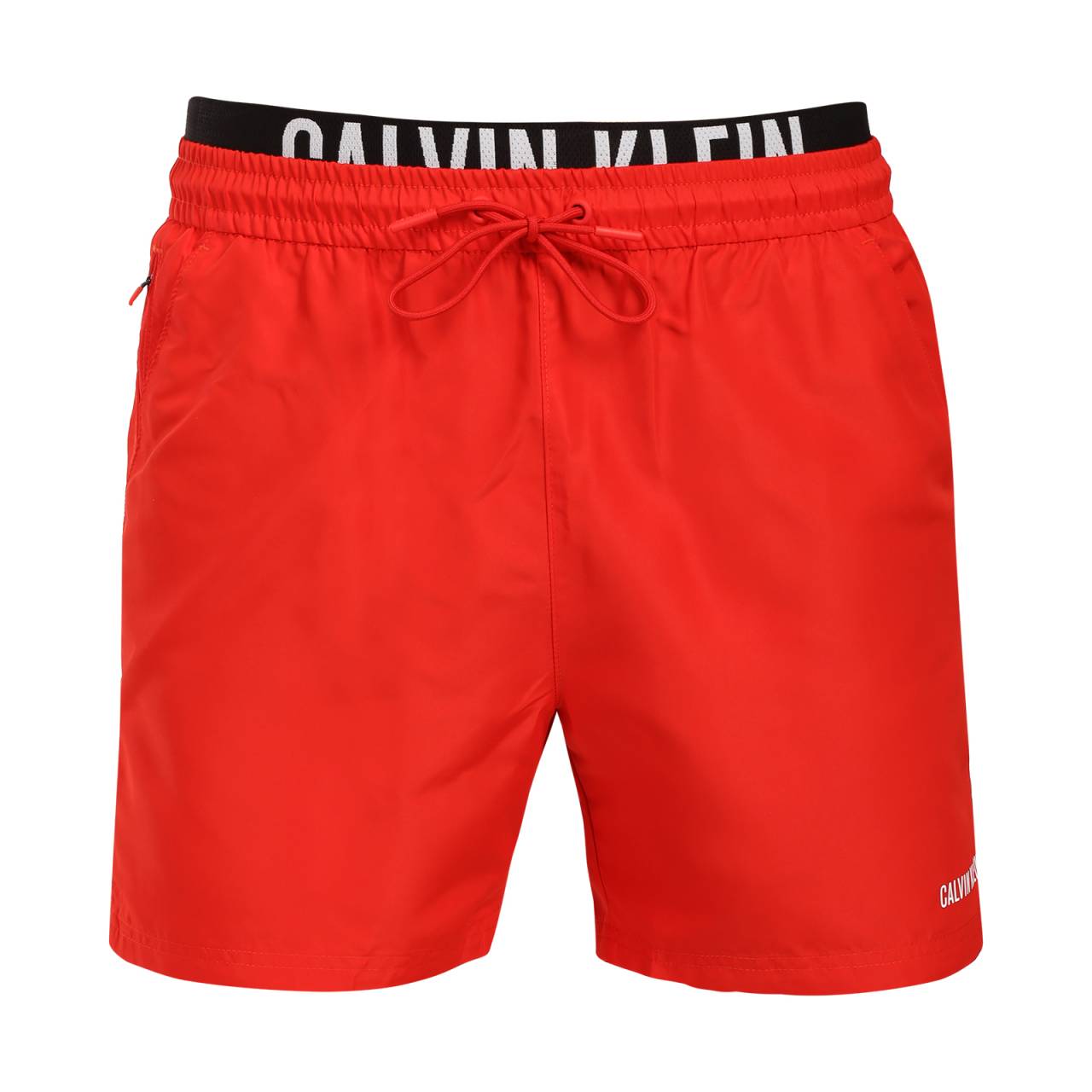 Pánske plavky Calvin Klein červené (N61015-3T5) 4XL.
Predstavujeme vám pánske plavky Calvin Klein, ktoré kombinujú ikonický dizajn značky s modernými prvkami.
Kvalita Calvin Klein, ktorá vás nesklame
Plavky Calvin Klein sú vyrobené z polyesteru, čo zaručuje špičkovú kvalitu a zároveň podporuje udržateľnosť.
Premyslený dizajn pre vaše pohodlie
Plavky Calvin Klein sú navrhnuté s ohľadom na pohodlie a štýl.
Prečo by plavky Calvin Klein nemali chýbať vo vašom šatníku?

Udržateľnosť: Plavky sú vyrobené z polyesteru, čím sa znižuje vplyv na životné prostredie.
Rýchloschnúca technológia: Moderný materiál vám zaručí maximálne pohodlie počas celého dňa.
Štýlový a moderný dizajn: Calvin Klein jednoducho nikdy nevyjde z módy.
Perfektná voľba: Budete hviezdou nielen na pláži, ale aj na párty pri bazéne alebo pri akomkoľvek vodnom športe.

Spodná bielizeň Calvin Klein vám dodá jedinečný štýl
Pánska spodná bielizeň Calvin Klein patrí k stáliciam módneho priemyslu.
Ako sa starať o plavky Calvin Klein
Aby si plavky Calvin Klein dlhodobo zachovali svoju kvalitu a farbu, je dôležité dodržiavať správny postup údržby.


Pranie: Perte v práčke pri maximálnej teplote 30 °C a používajte jemný prací prostriedok, ktorý je šetrný k materiálu.


Sušenie: Plavky nesušte v sušičke - radšej ich nechajte voľne schnúť na vzduchu v tieni, aby ste zabránili vyblednutiu žiarivo červenej farby.


Skladování: Po úplném uschnutí skladuj plavky na suchém a dobře větraném místě, abys předešel případné tvorbě plísní.


Tip: Nájsť ten správny kus spodnej bielizne, ktorý vám dokonale padne, môže byť náročné.
