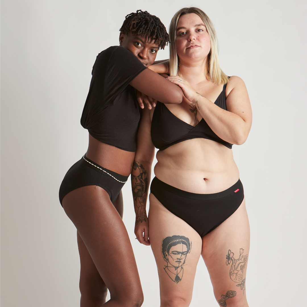 Menštruačné nohavičky WUKA Ultimate™ Bikini - Heavy (WUKA011) XL.
Menstruační kalhotky WUKA Ultimate Bikini Heavy Flow zcela nahrazují tampony i vložky - jsou určeny pro silnější menstruaci.
Každé kalhotky WUKA mají superabsorbční klín složený z několika vrstev.
Velikosti WUKA
Upozorňujeme, že menstruační kalhotky jsou zboží hygienické povahy, které po vyjmutí z obalu není možné vrátit.



Velikost
2XS
XS
S
M
L
XL
2XL
3XL
4XL
5XL
6XL


Boky
80-85
85-90
90-95
95-100
100-105
105-110
110-115
115-120
120-125
125-130
130-135



Složení
Vnější: 95 % biobavlna, 5 % elastanVnitřní vložka: 80 % polyester, 20 % elastan, prodyšný TPU, 95 % bavlna, 5 % elastan
Prádlo bylo certifikováno podle STANDARDU 100 společností OEKO-TEX®.
Navrženo ve Velké Británii, vyrobeno v Číně.
O značce WUKA
V roce 2017 vznikla značka WUKA jako první výrobce opakovaně použitelných a nepropustných menstruačních kalhotek ve Velké Británii.
Všechny kalhotky mají vysoký a široký klínek, který zadržuje krev i úniky moči, lze je tedy používat i při inkontinenci.

Kalhotky samotné jsou vyrobené z různých udržitelných materiálů – tencel, biobavlna či recyklovaný nylon.
Všechny modely jsou veganské.
Vybrat si můžete hned z několika savostí.
Kalhotky WUKA neobsahují žádné PFAS (perfluorované a polyfluorované látky), které v minulosti používala třeba známá značka THINX.
Jsou navržené ve Velké Británii a vyrobené v Číně v továrně, kterou provozuje rodina 3 sester, s certifikací GOTS a BCI a auditem továrny na férové pracovní podmínky.

Více informací najdete v článku Menstruační kalhotky a plavky WUKA.
Od roku 2023 je WUKA nositelem certifikace B Corporation®
Certifikaci B Corporation uděluje firmám celosvětová nezisková organizace B Lab.
Písmenko B je z anglického slova 
