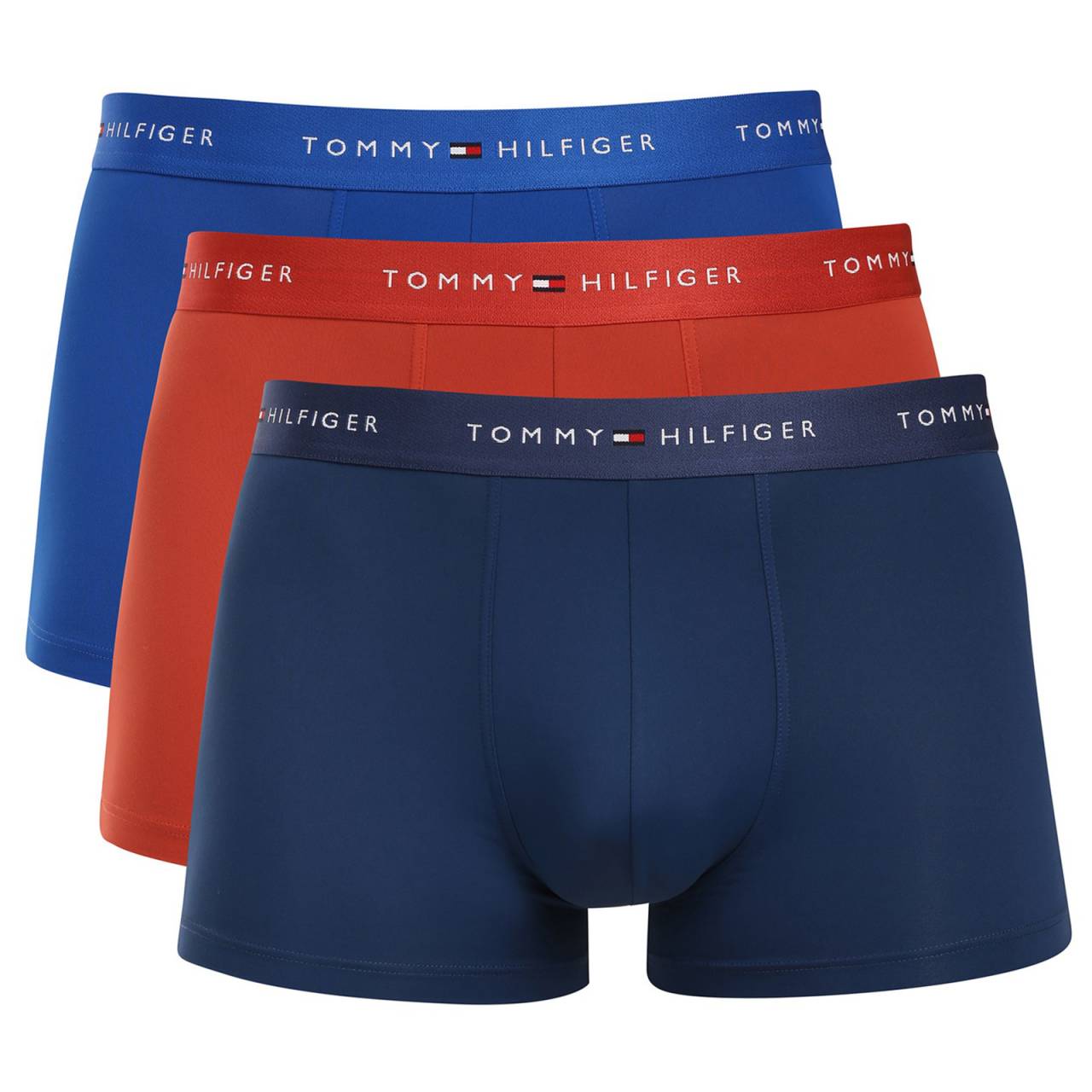 3PACK pánske boxerky Tommy Hilfiger čierne (UM0UM03877 0V0) XXL, trenky.
Zvoľte nadčasový štýl, ktorý kombinuje eleganciu s funkčnosťou.
Funkčný materiál novej generácie pre vaše pohodlie
Kvalitné umelé vlákno s vysokým podielom elastanu zaisťuje, že boxerky sa skvele prispôsobia vášmu telu a neobmedzujú vás v pohybe.
Elegantný dizajn a strih, ktorý drží
Dlhšie nohavičky zaisťujú pohodlie a komfort počas celého dňa – žiadne vyhrňovanie ani nepríjemné zarezávanie.
Prečo by ste mali vyskúšať boxerky Tommy Hilfiger

Funkčný materiál s vynikajúcou pružnosťou a priedušnosťou, ktorý sa ľahko udržiava.
Moderný vzhľad a skvelý strih s dlhšími nohavičkami pre väčšie pohodlie.
Reprezentatívny štýl a kvalita značky Tommy Hilfiger.

Spodná bielizeň Tommy Hilfiger je zárukou najvyššej kvality
Značka Tommy Hilfiger sa stala ikonou amerického obliekania pred takmer 40 rokmi a jej farebnosť v odtieňoch modrej, červenej a bielej je rozpoznateľná na prvý pohľad.
Ako správne starať sa o boxerky Tommy Hilfiger
Aby vaše obľúbené spodné prádlo vydržalo dlho ako nové, odporúčame dodržiavať nasledujúce pokyny.

Pranie: Per na 30 °C s jemným pracím prostriedkom.
Sušenie: Môžeš sušiť v sušičke – zvoľ jemný program s nízkou teplotou.
Žehlenie: Je možné žehliť na nízky stupeň, ale nie je to nutné – materiál je prirodzene hladký.

Tip: Staňte sa odborníkom na údržbu spodnej bielizne vďaka radám v našom článku a doprajte svojim obľúbeným kúskom starostlivosť, ktorú si zaslúžia.