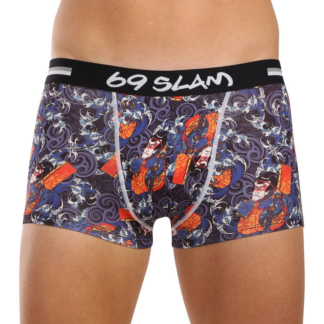 Pánske boxerky 69SLAM Hip KABUKI MASON (MSYKBK-PO) L, trenky.
Vstúpte do sveta, kde sa pohodlie stretáva s originalitou!
Mikrovlákno, ktoré vás presvedčí na prvý dotyk
Boxerky sú vyrobené z umelých vlákien (kombinácia polyesteru a spandexu) - táto zmes vytvára dokonale mäkký, pružný a prispôsobivý materiál.
Výrazný dizajn a premyslený strih na aktívne dni
Boxerky 69SLAM vás na prvý pohľad zaujmú svojím jedinečným vzhľadom, originálnymi vzormi a príjemnými farbami.
Prečo by boxerky 69SLAM nemali chýbať vo vašom šatníku

Mikrovlákno - ľahké, elastické, rýchloschnúce.
Kratšie nohavičky, ktoré sa nikde nekrčia.
Výrazný dizajn s originálnymi vzormi.

69SLAM spodná bielizeň, ktorá vám zdvihne náladu
69SLAM je obľúbená surferská značka z Bali, ktorá oslavuje život, umenie, kreativitu, dizajn a farby v každom detaile.
Ako sa starať o boxerky 69SLAM
Dodržiavaním týchto jednoduchých krokov zabezpečíte, že vaše boxerky 69SLAM budú dlho vyzerať krásne, funkčné a pohodlné.

Pranie: Odporúčame ručné pranie vo vlažnej vode.


Sušenie: Nesuš v sušičke.


Žehlenie: Nežehliť.

Tip: Vaša obľúbená spodná bielizeň si zaslúži šetrné zaobchádzanie.