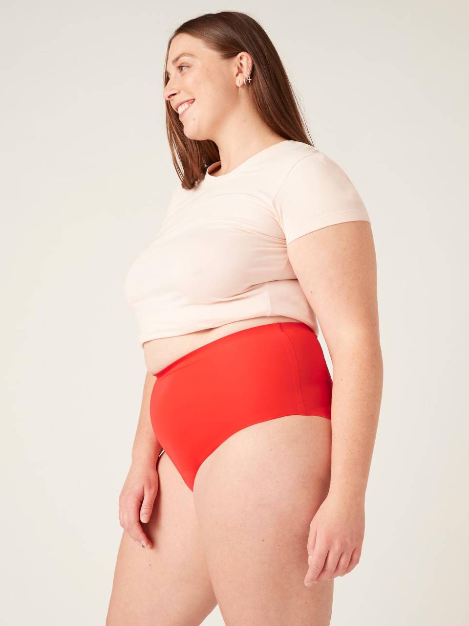 Menstruační kalhotky Modibodi Seamfree Full Brief Heavy-Overnight (MODI4064) 6XL.
Menstruační kalhotky Modibodi Seamfree Full Brief Moderate-Heavy jsou určené pro silnou menstruaci.
Typ Seamfree Full Brief jsou hladké bezešvé nylonové kalhotky vysokého střihu.
Charakteristické pro naše menstruační kalhotky je použití australské merino vlny v savé vrstvě. Použitá vlna je z 95 % z australského farmového merina.
Jak funguje patentovaná Modifier Technology ™

svrchní (dotyková) vrstva je ze 100% merina (ovčí vlna) - to odvádí vlhkost, je antimikrobiální a zajišťuje pocit sucha
prostřední savá vrstva je froté z mikrovlákna, bezpečně pohltí tekutinu a zápach a nepustí je dál
poslední vrstva je nepropustná, ale prodyšná ochrana.

 
Velikosti Modibodi
Tabulky velikostí najdete ZDE.



Size
4/3XS
6/2XS
8/XS
10/S
12/M
14/L
16/XL
18/2XL
20/3XL
22/4XL
24/5XL
26/6XL


Waist
58
61
66
71
76
81
86
91
99
107
115
123


Hip
79-81
84-86
89-91
94-96
99-101
104-106
109-111
114-116
119-124
127-132
135-140
143-148



 
Bezešvé kalhotky jsou na první pohled menší než stejné velikosti kalhotek z jiného materiálu.
Složení
Vnější: 73 % recyklovaného nylonu*, 27 % spandexVnitřní vložka: merino vlna; polyester, polyamid
*Recyklovaný nylon je měkký, hladký, prodyšný a pohodlný úplně stejně jako nylon nerecyklovaný.
Modibodi prádlo bylo certifikováno podle STANDARDU 100 společností OEKO-TEX®.
Navrženo v Austrálii, vyrobeno v Číně.
Praní a sušení
Kalhotky po použití přepereme ve vlažné vodě - nepoužíváme žlučové mýdlo, merinu to nedělá dobře, stejně jako výrazné mnutí či drbání.
Doporučení: Mimo menstruaci kalhotky skladujte v uzavíratelném boxu.
O Modibodi
Podobně jako jiné značky vyrábějící udržitelné menstruační potřeby, i značce Modibodi záleží na tom, aby všechny kroky, které dělá, měly pokud možno pozitivní dopad na společnost i životní prostředí.
Kromě ekologicko-společensko-osvětového úsilí je pro značku Modibodi charakteristické, že chce ukázat reálná ženská těla v jejich přirozenosti, bez dodatečných vylepšení a retuší.