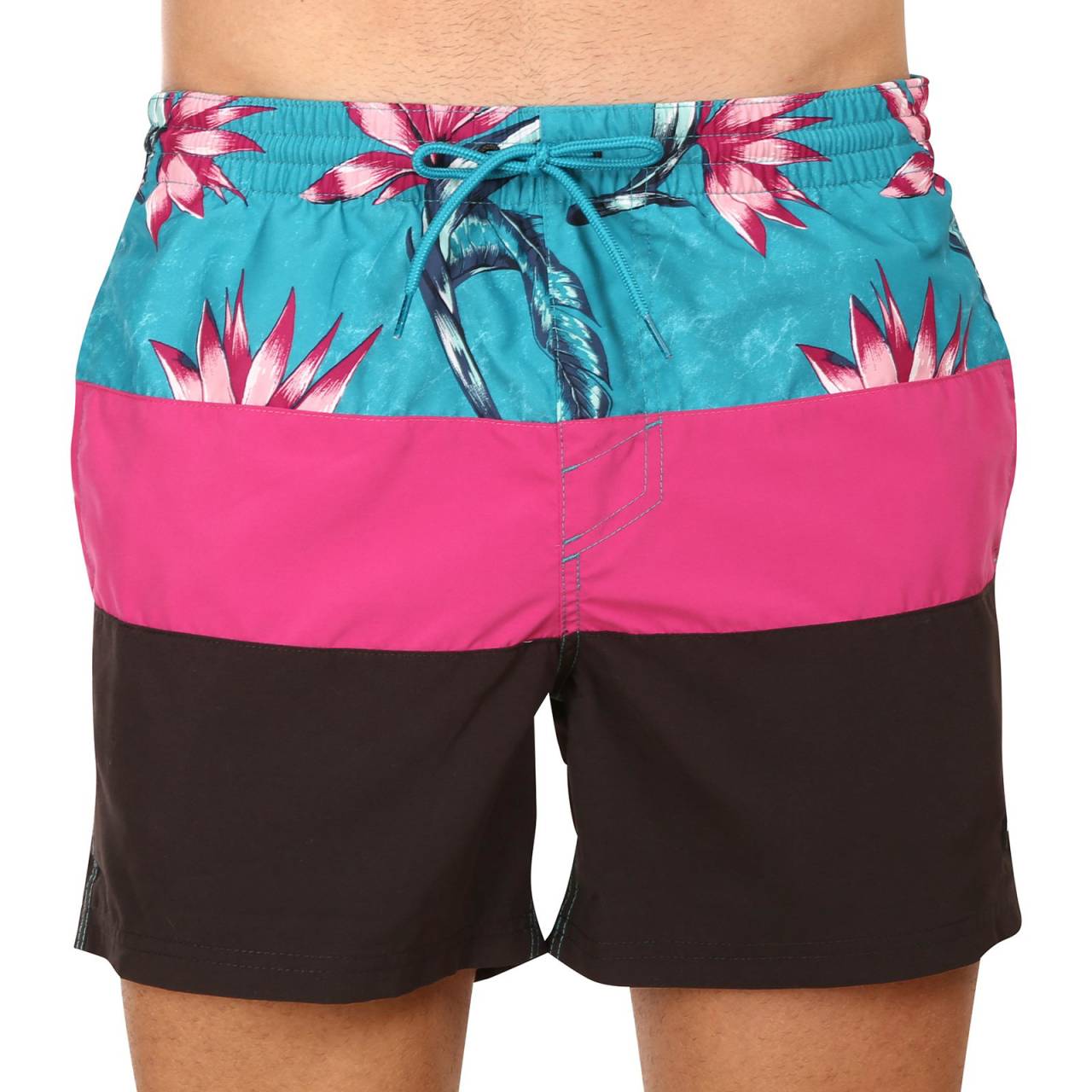 Maillot de bain homme O'neill multicolore (N2800006-23010) S.
Profitez pleinement de la saison estivale avec les maillots de bain pour hommes O'Neill, qui allient look moderne, confort et respect de l'environnement.
Matériau de haute qualité, respectueux de l'environnement
Les maillots de bain contiennent une forte proportion de matériaux recyclés et de fibres fonctionnelles, ce qui garantit leur durabilité et leur séchage rapide, tout en contribuant à réduire l'empreinte écologique.
Coupe confortable et détails fonctionnels
Les shorts ont des jambes plus courtes qui offrent une liberté de mouvement suffisante et s'adaptent parfaitement au corps.
Pourquoi vous aimerez les maillots de bain O'Neill

Matériau respectueux de l'environnement: La forte proportion de fibres recyclées contribue à réduire l'impact sur l'environnement.
Séchage rapide et durable : Matériau léger et de haute qualité qui évacue l'humidité et résiste au chlore et à l'eau salée.
Coupe confortable avec ceinture réglable : La taille élastiquée avec cordon de serrage assure un ajustement parfait et un confort maximal pendant les mouvements.

La marque O'Neill apporte une touche sportive à votre garde-robe
La marque O'Neill trouve ses racines chez les surfeurs, ce qui confère aux produits non seulement un élan de design moderne, mais surtout une coupe précise qui garantit un maximum de confort et de liberté de mouvement.
Comment entretenir les maillots de bain O'Neill ?
Afin de conserver la qualité et la couleur de votre maillot de bain le plus longtemps possible, il est important de l'entretenir correctement :

Blanchisserie : Nous recommandons un lavage à 30°C avec un détergent doux ne contenant pas de produits chimiques agressifs.
Séchage : Nous ne recommandons pas de sécher le maillot dans le sèche-linge - il est préférable de le laisser sécher à l'air libre pour qu'il conserve son élasticité et sa forme.
Repassage : Il n'est pas nécessaire de repasser le maillot, la matière s'aplatit naturellement.

Conseil : Choisir un maillot de bain qui vous va parfaitement et qui met en valeur votre style peut être un parcours du combattant.